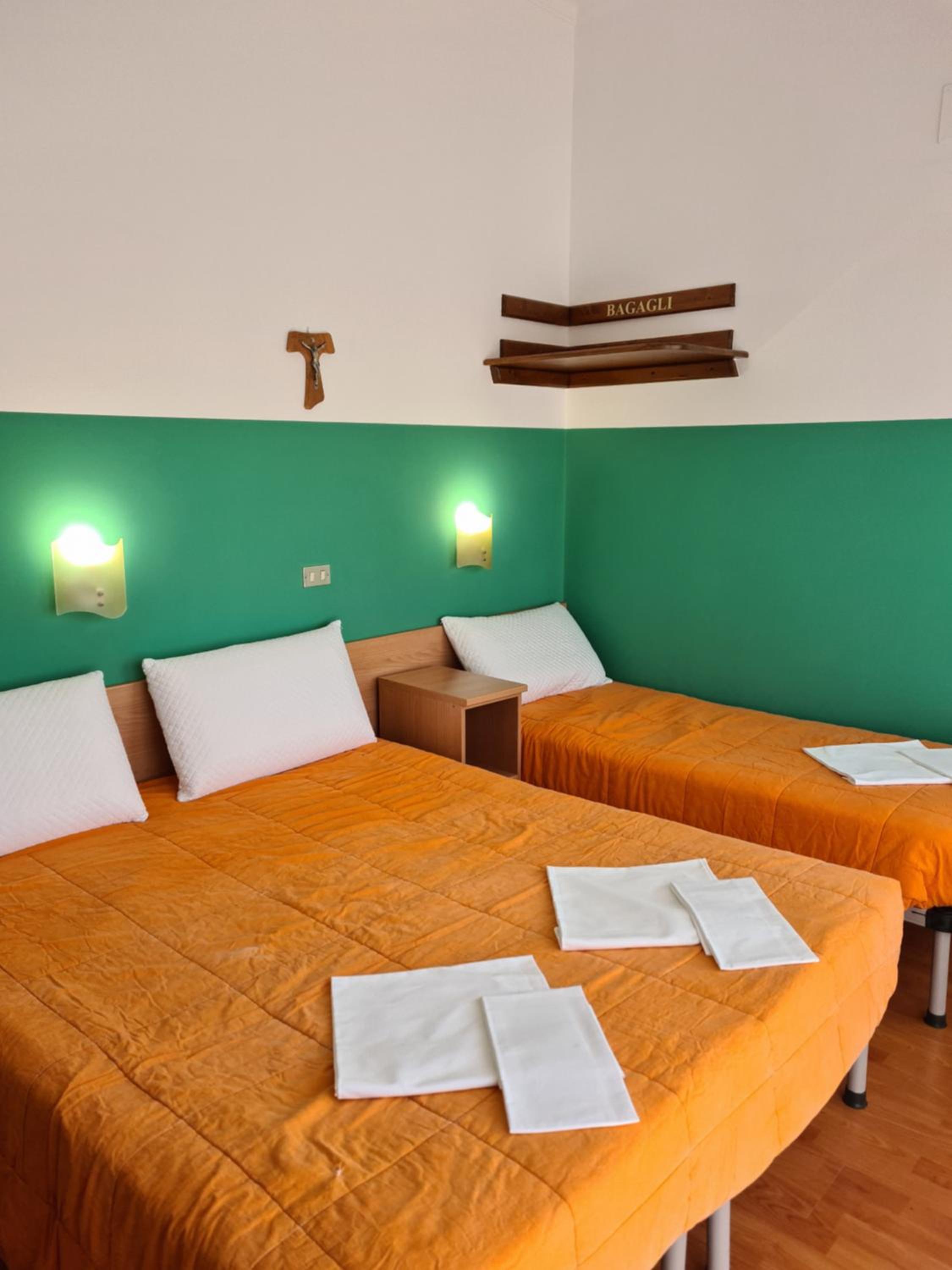 Quadruple Room - Photo 35
