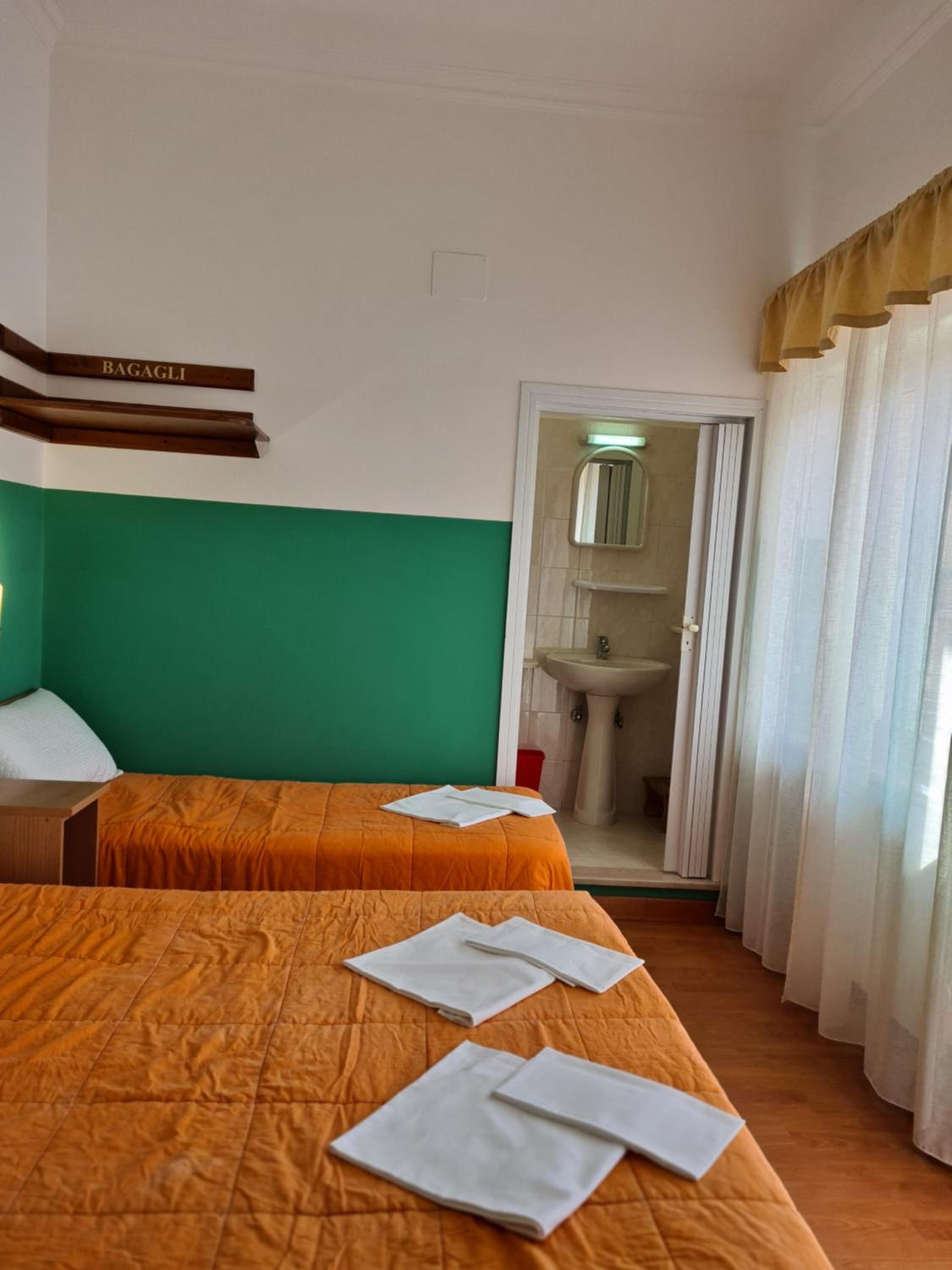 Quadruple Room - Photo 36
