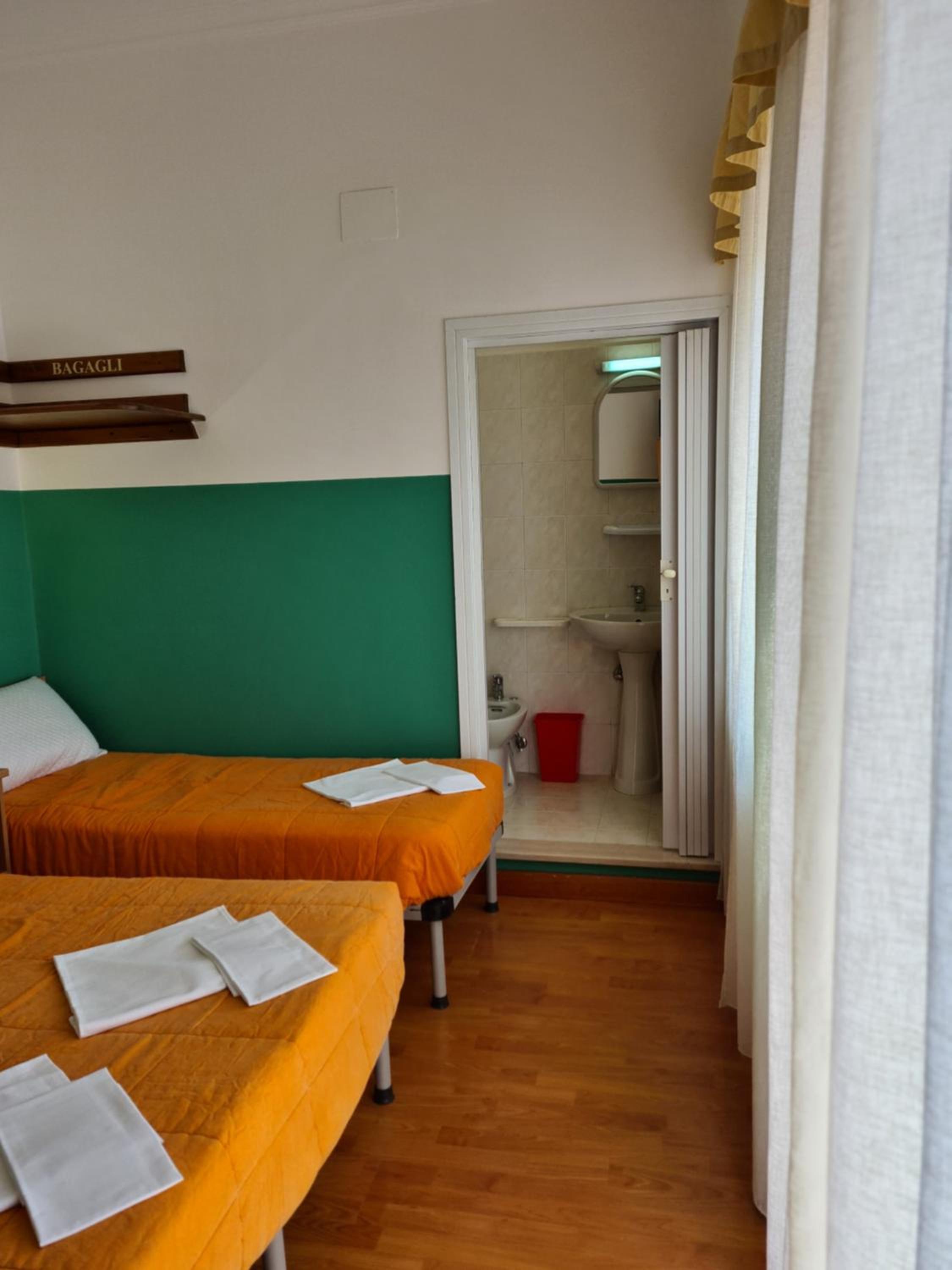 Quadruple Room - Photo 37