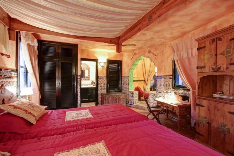 Deluxe Room with Jacuzzi bathtub photo 3