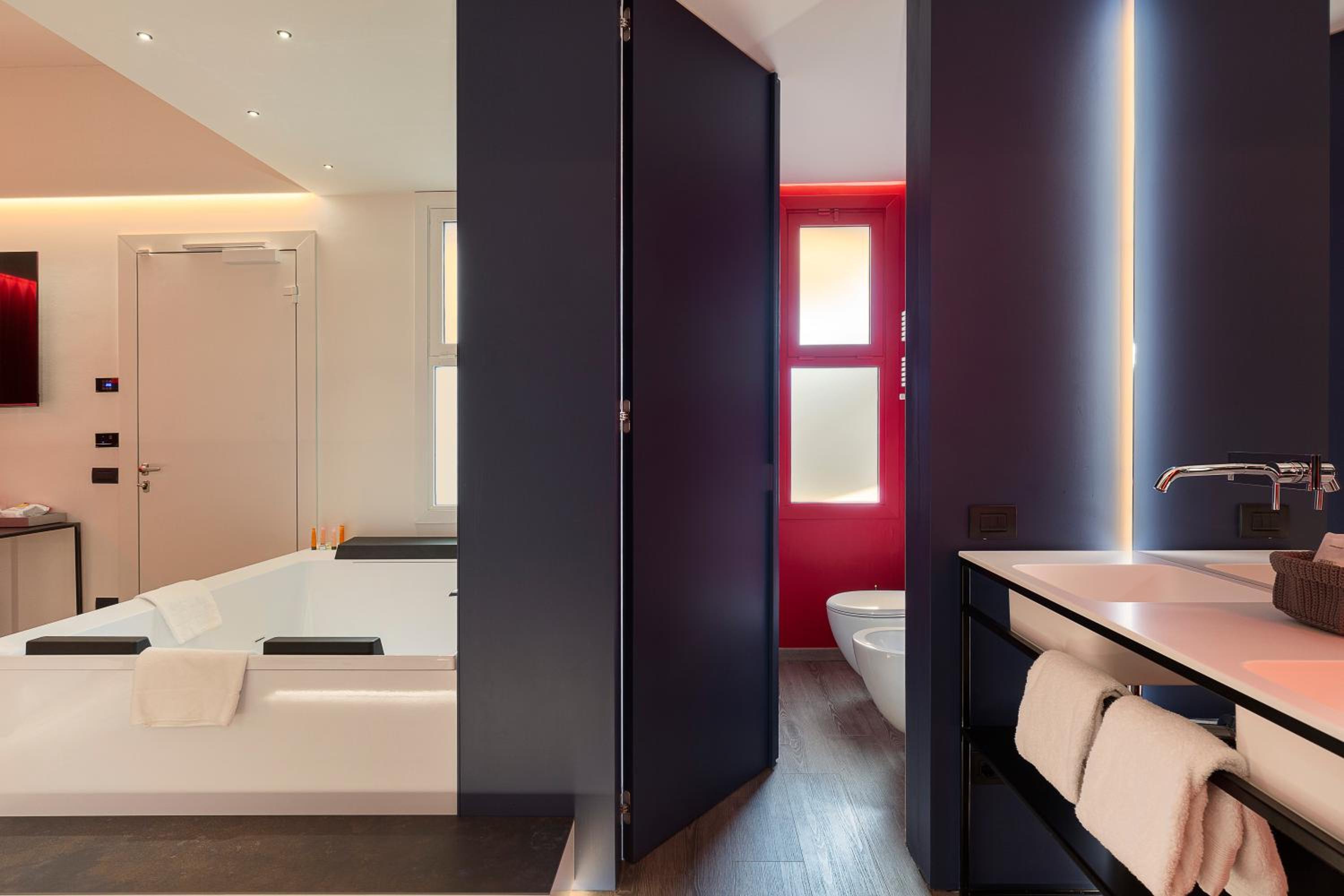 Suite with Hot Tub photo 3