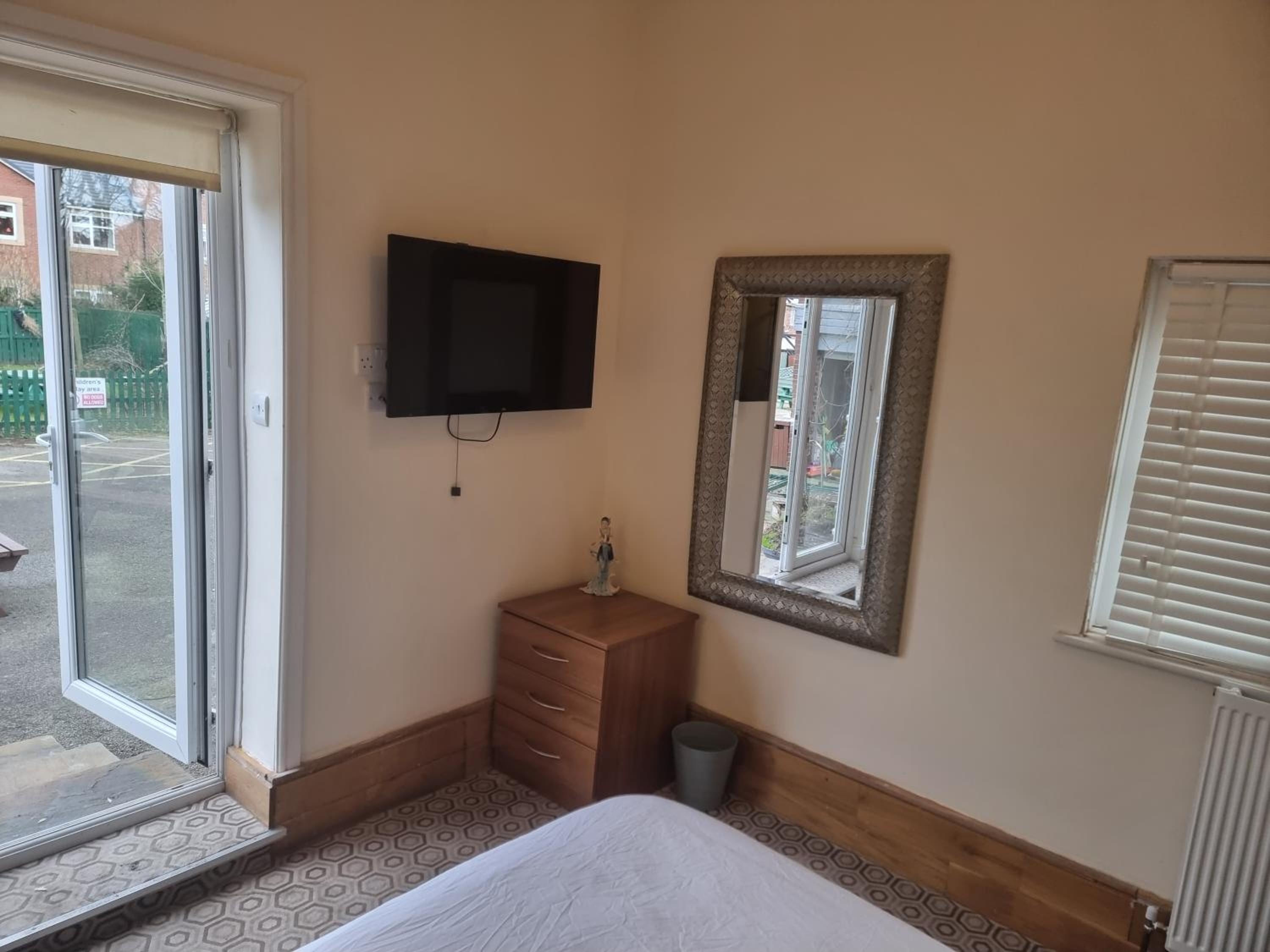 Budget Double Room - Photo 27