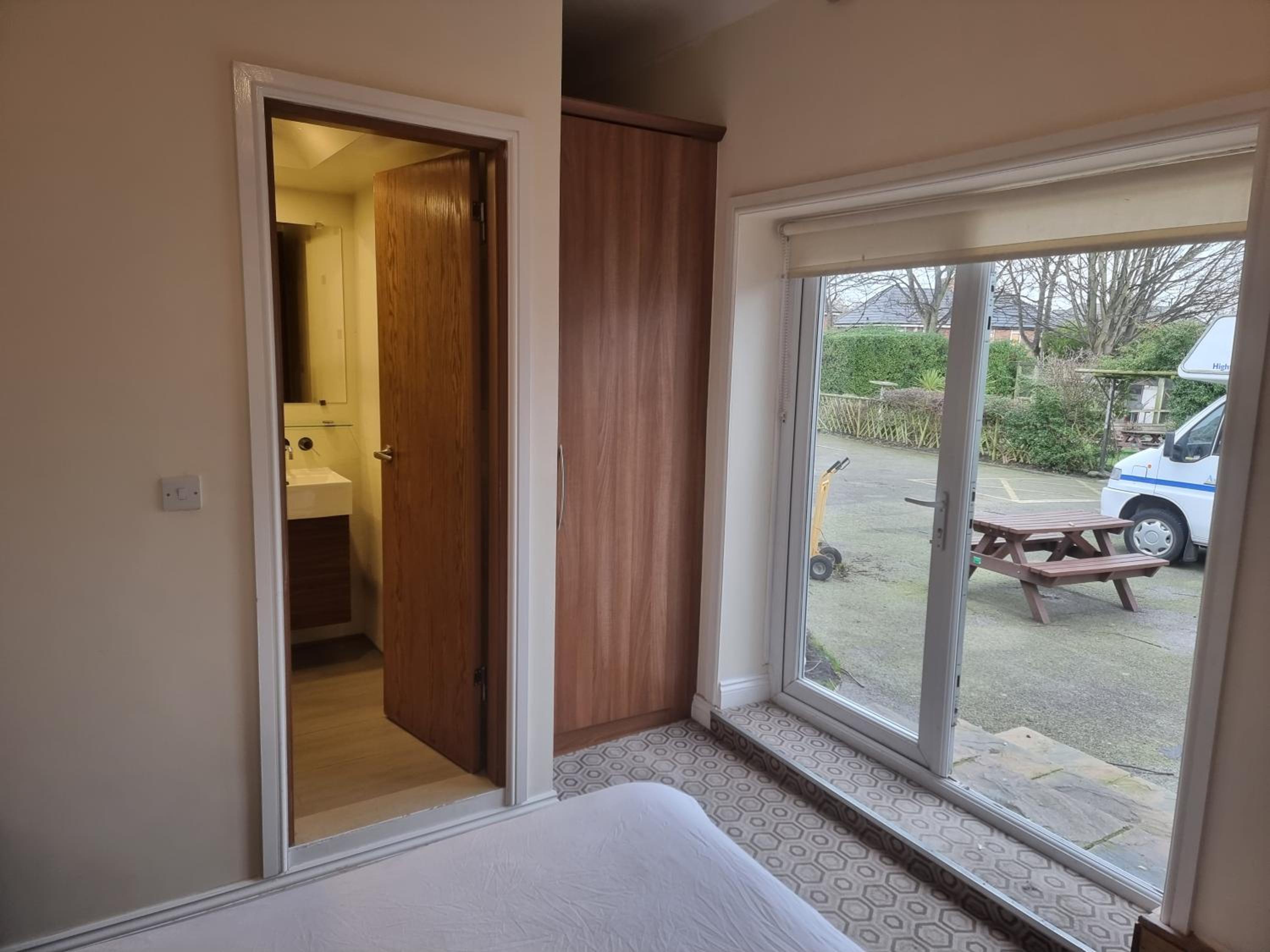 Budget Double Room - Photo 28