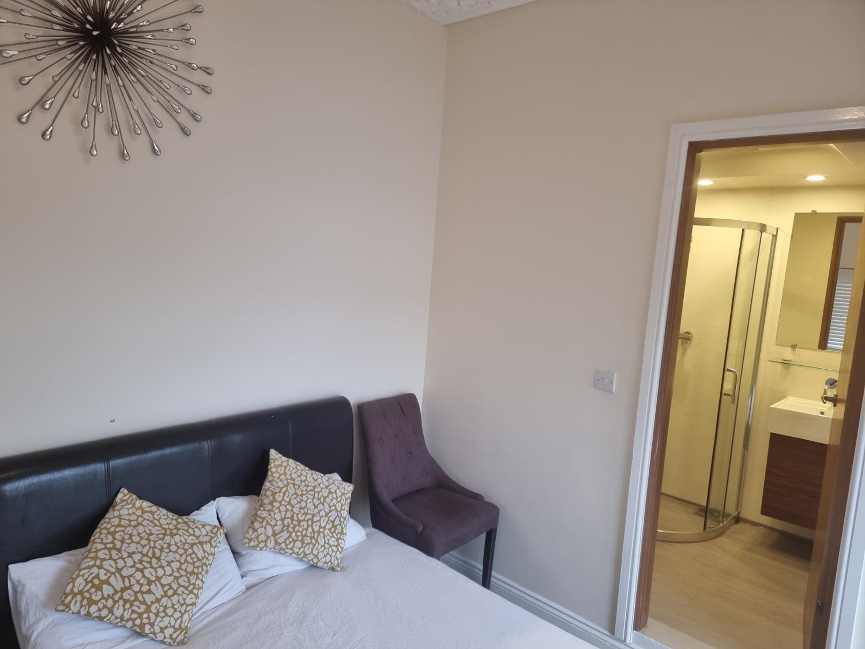 Budget Double Room - Photo 29