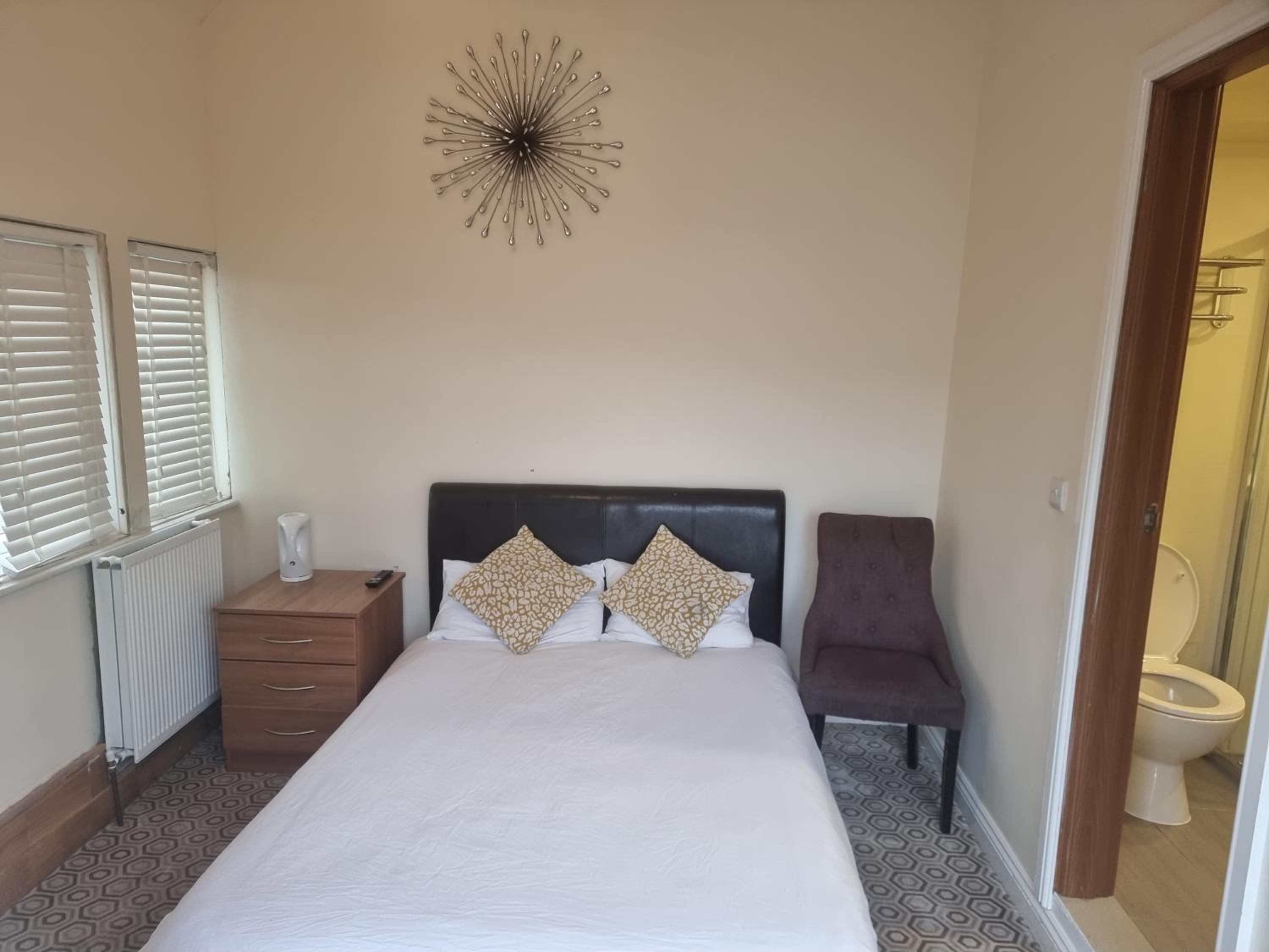 Budget Double Room - Photo 30