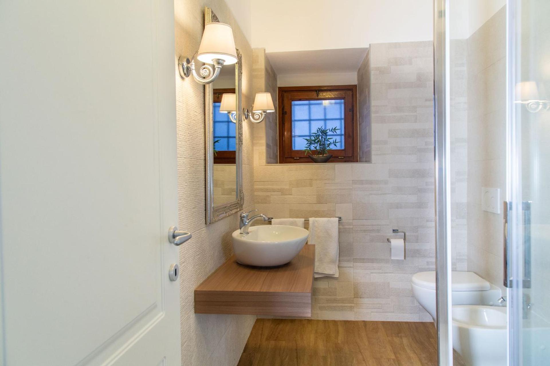 Deluxe Suite with Spa Bath - Photo 10