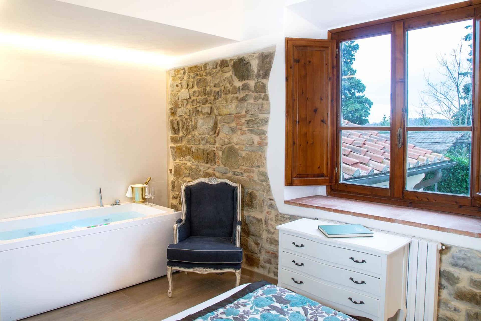 Deluxe Suite with Spa Bath - Photo 6