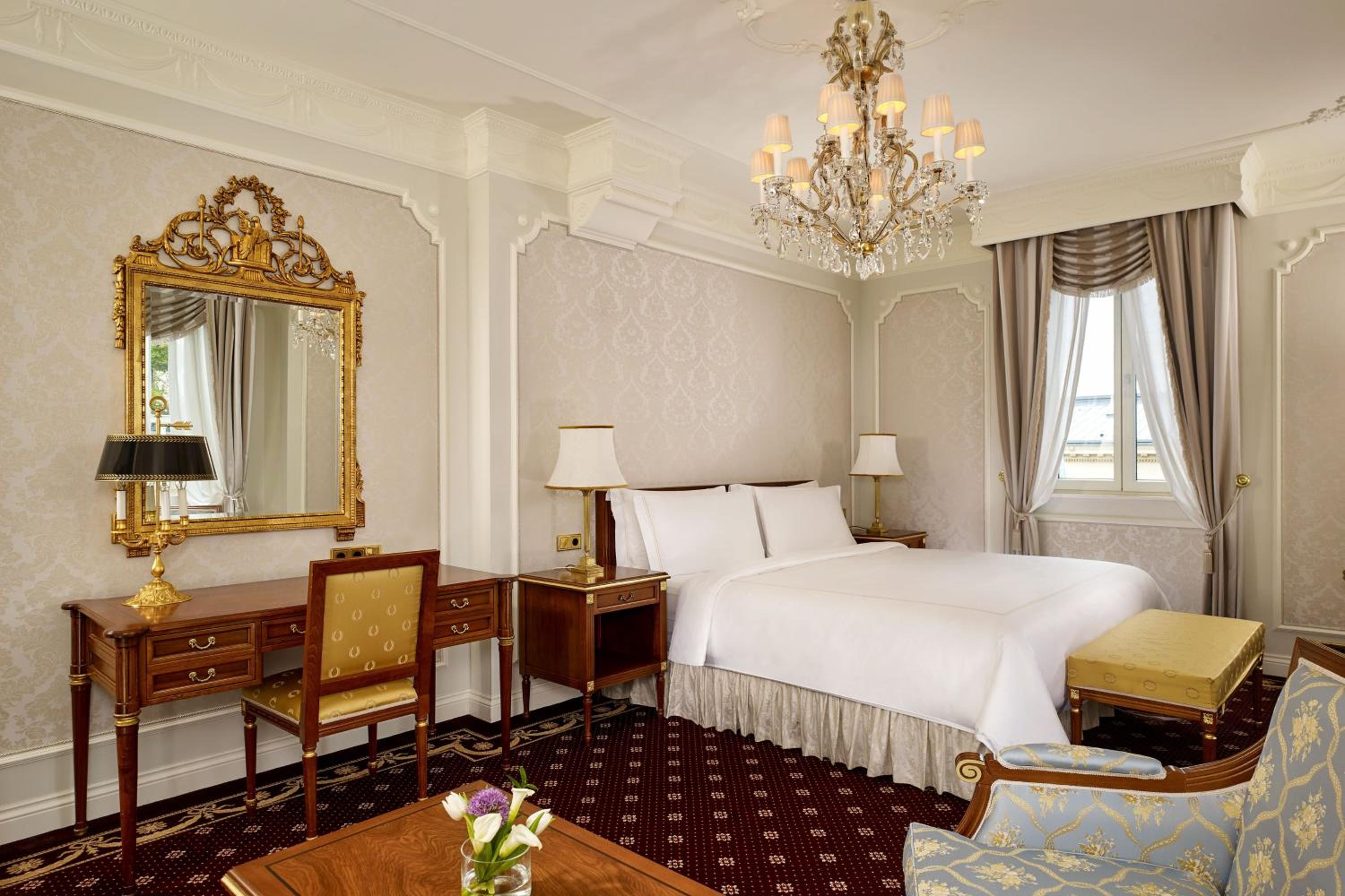 Deluxe King Room thumbnail 6