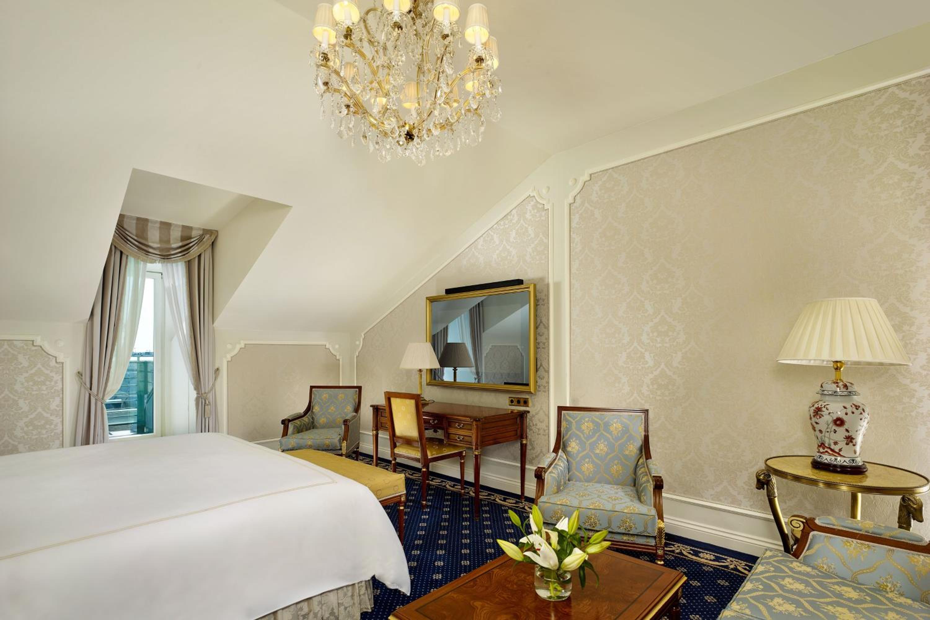 Deluxe King Room thumbnail 5