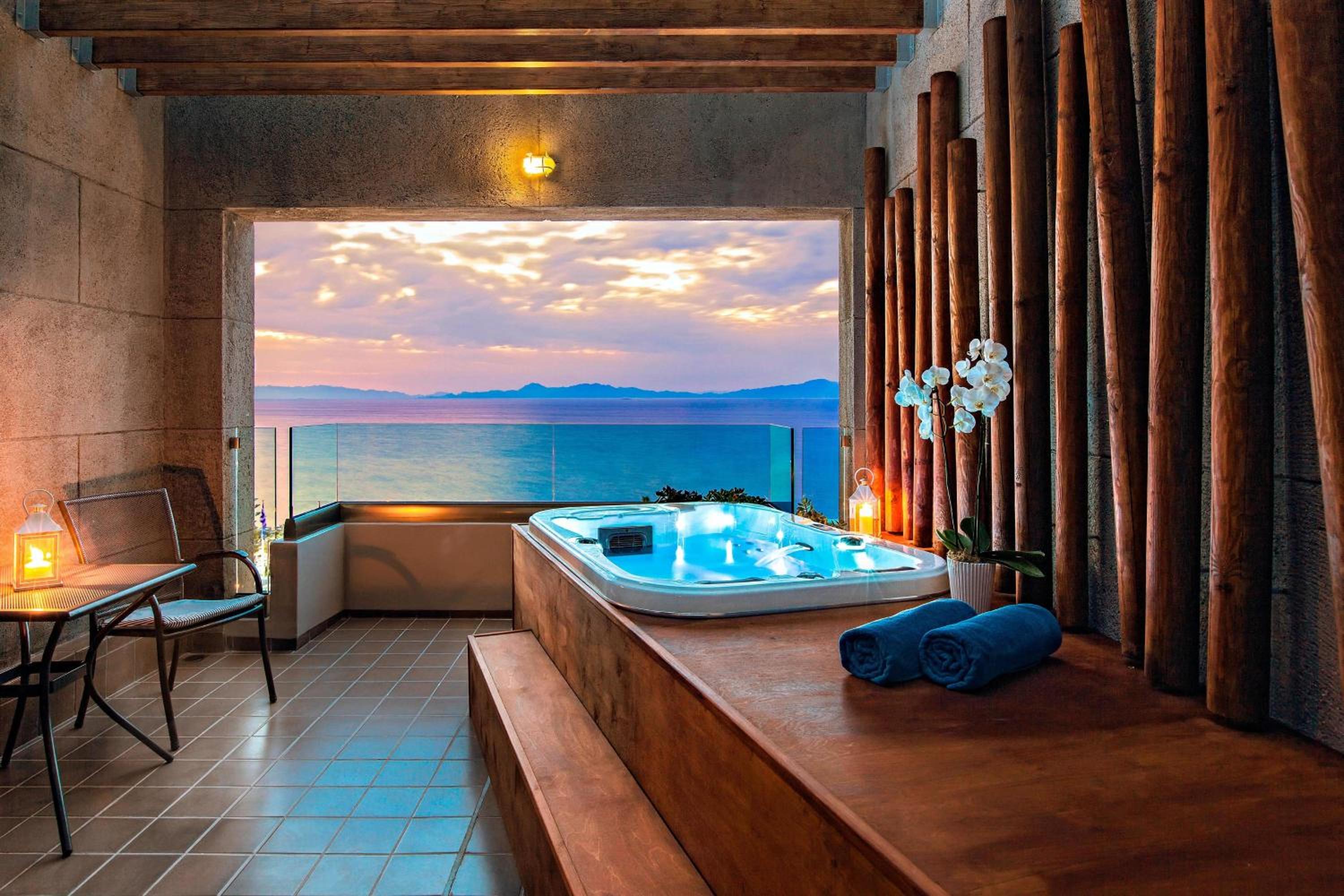 Aqua Deluxe Room, Guest room, 1 King, Sea view, Whirlpool