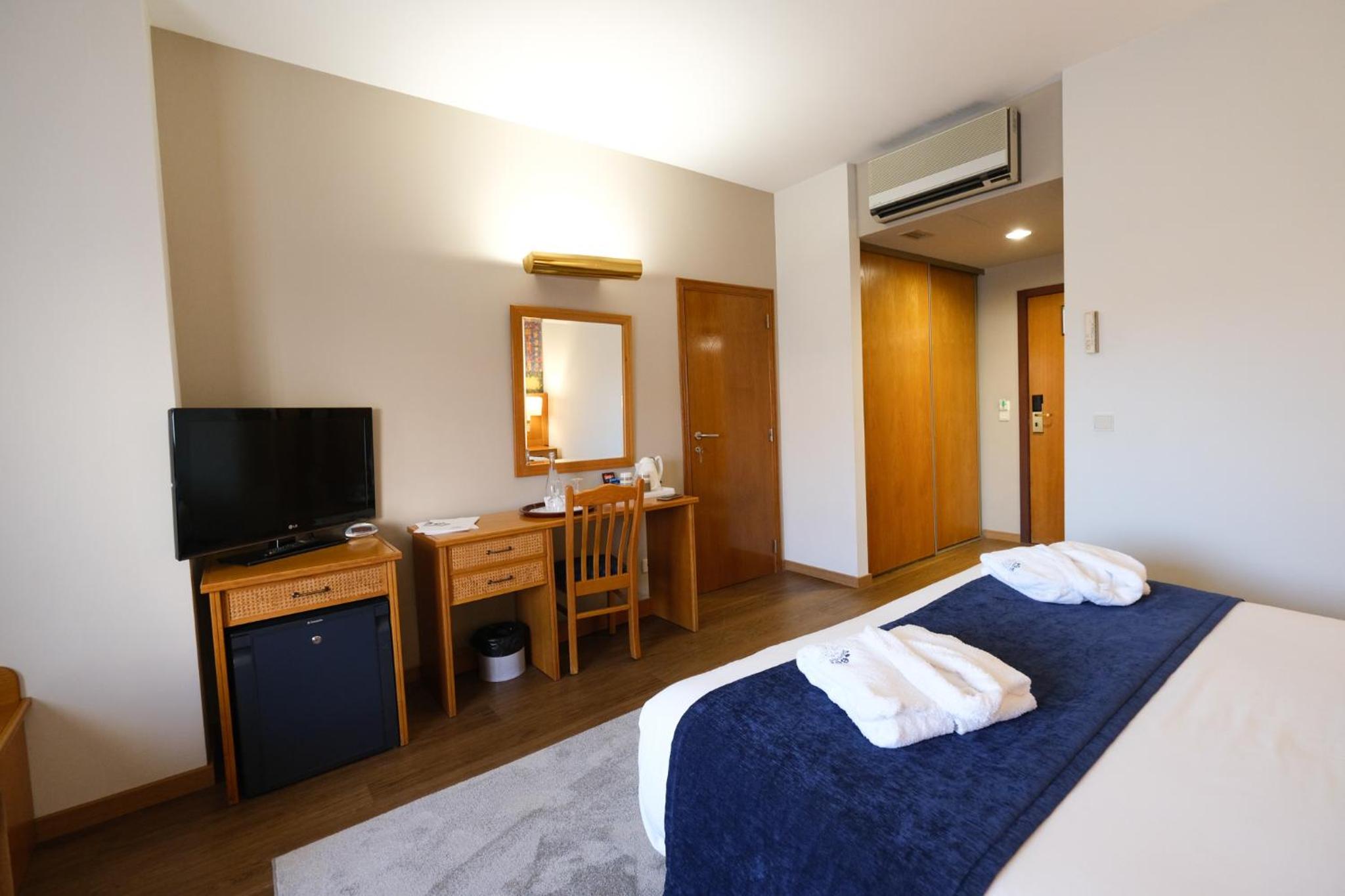 Deluxe King Room - Photo 7
