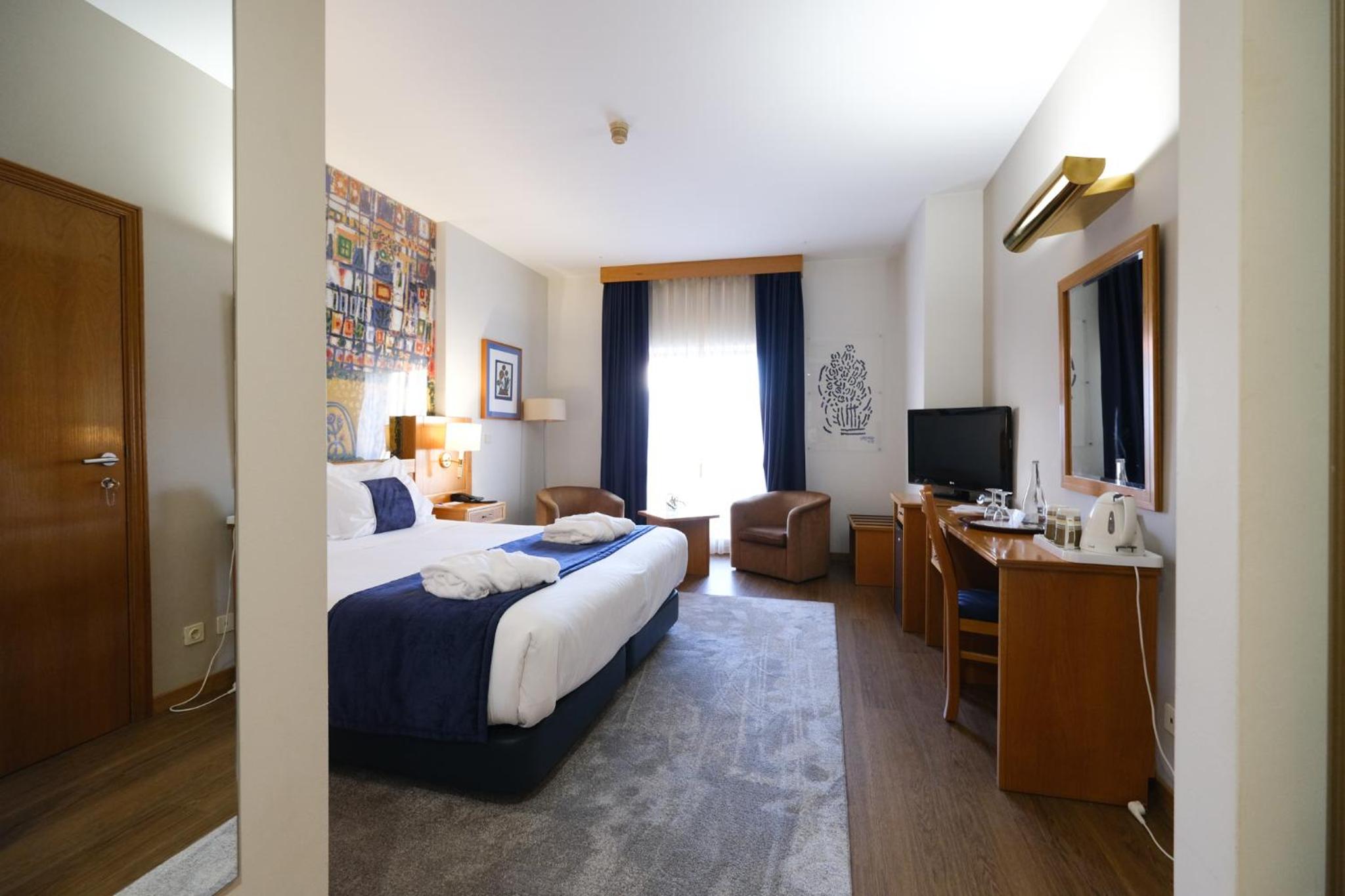 Deluxe King Room - Photo 4