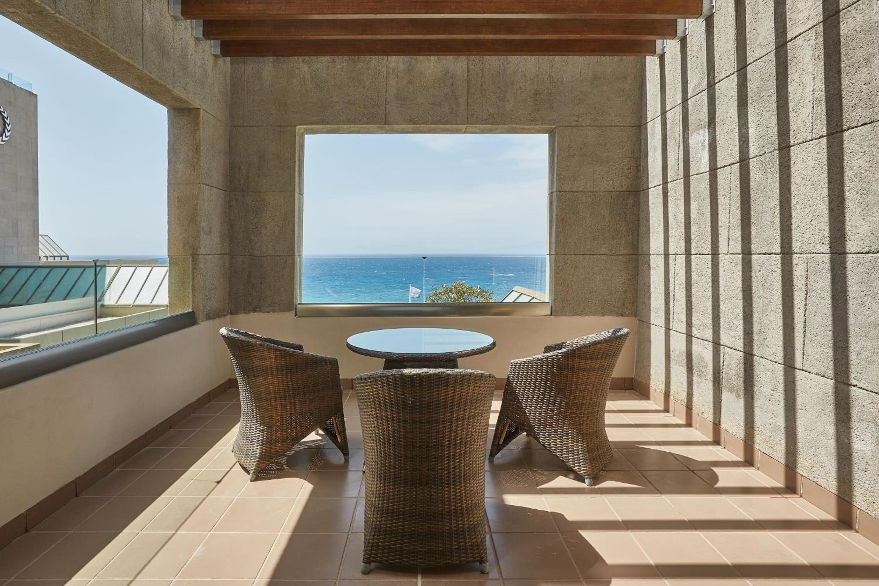 Family King Room with Sofa Bed/Sea View/Balcony thumbnail 5