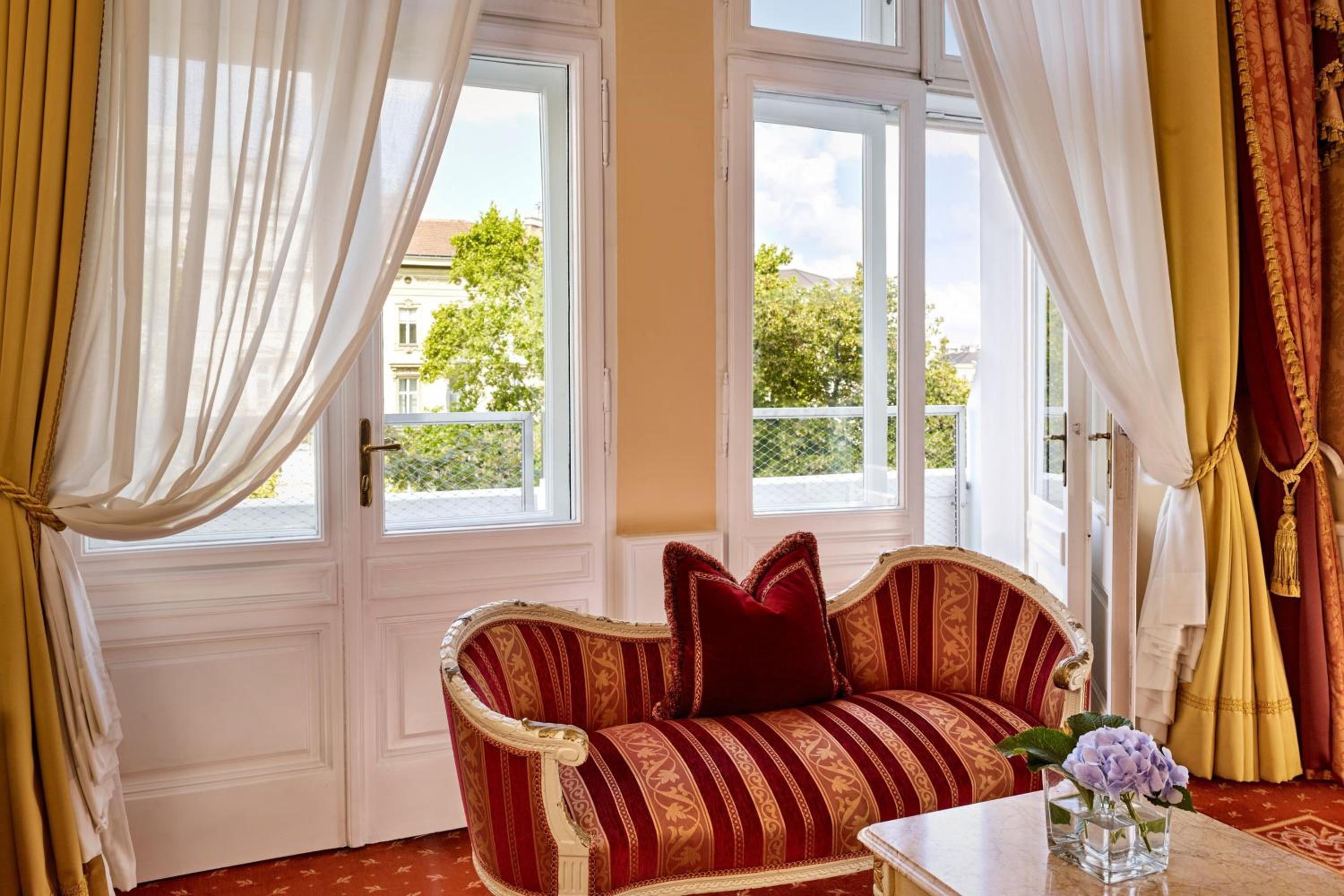 Imperial Junior Suite with Two Twin Beds and City View thumbnail 5