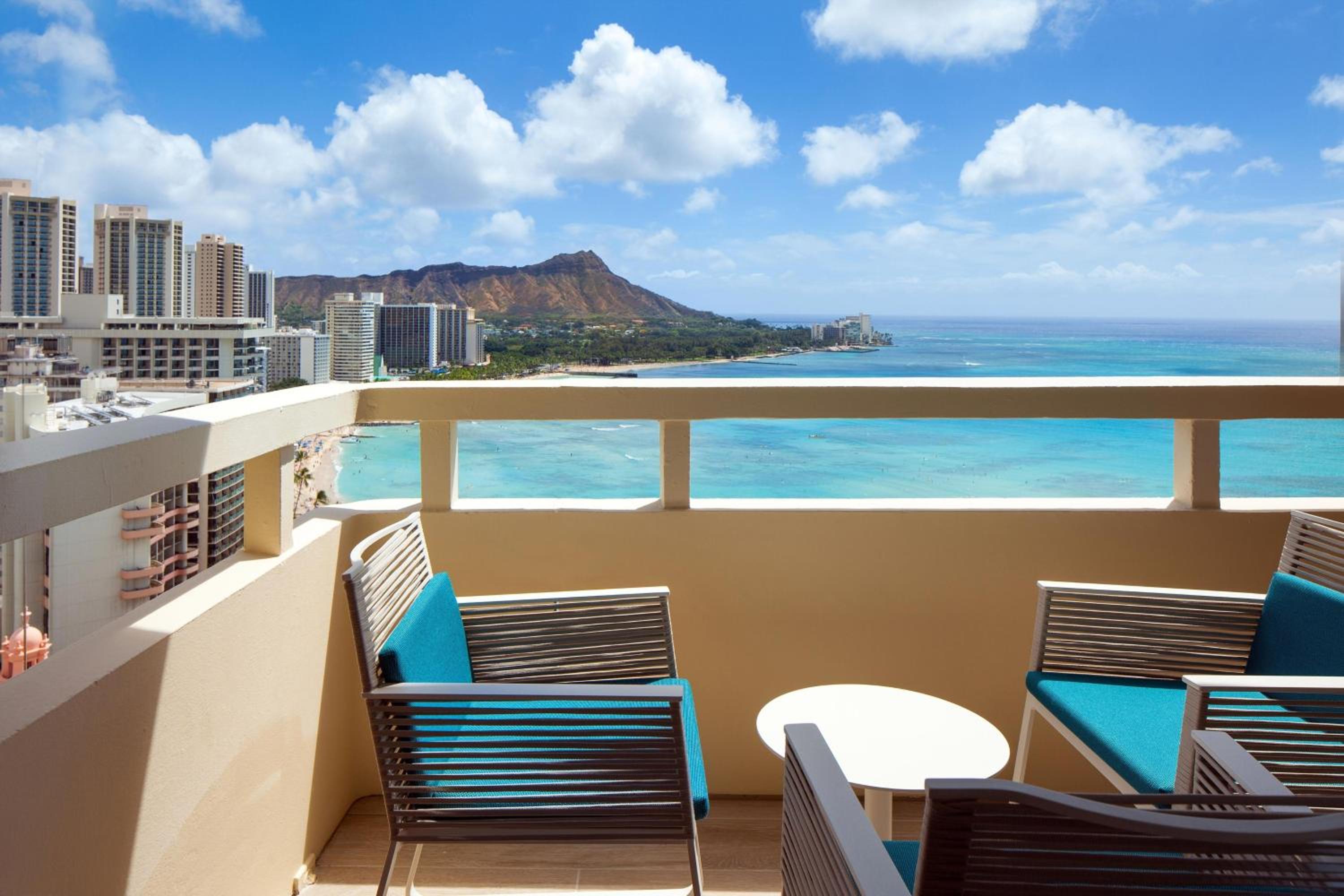 Large Luxury, Larger Guest room, 3 Double, Oceanfront thumbnail 5