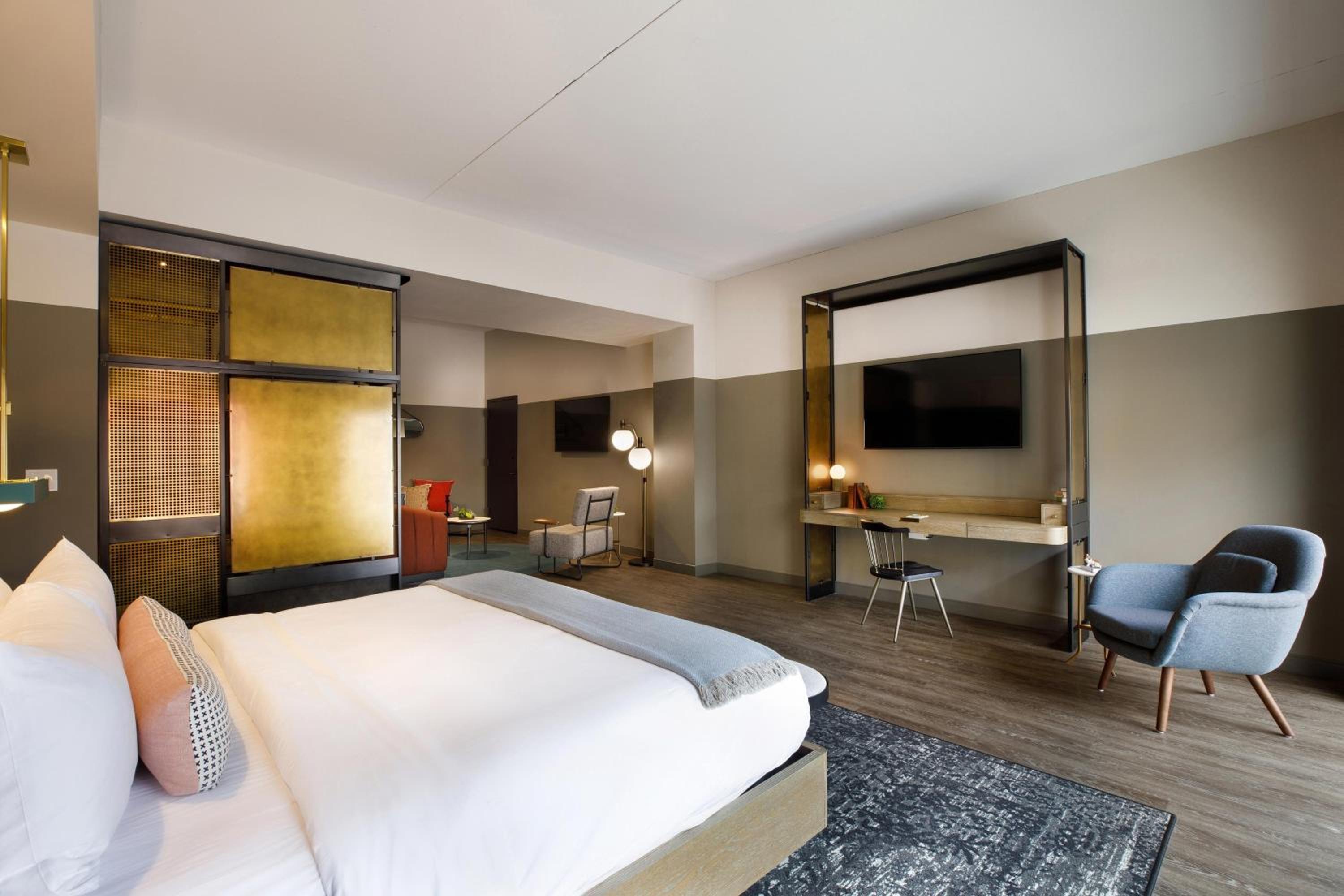 Deluxe King, Guest room, 1 King, Sofa bed (Mobility &amp; Hearing Accessible w/ Roll-in Shower)