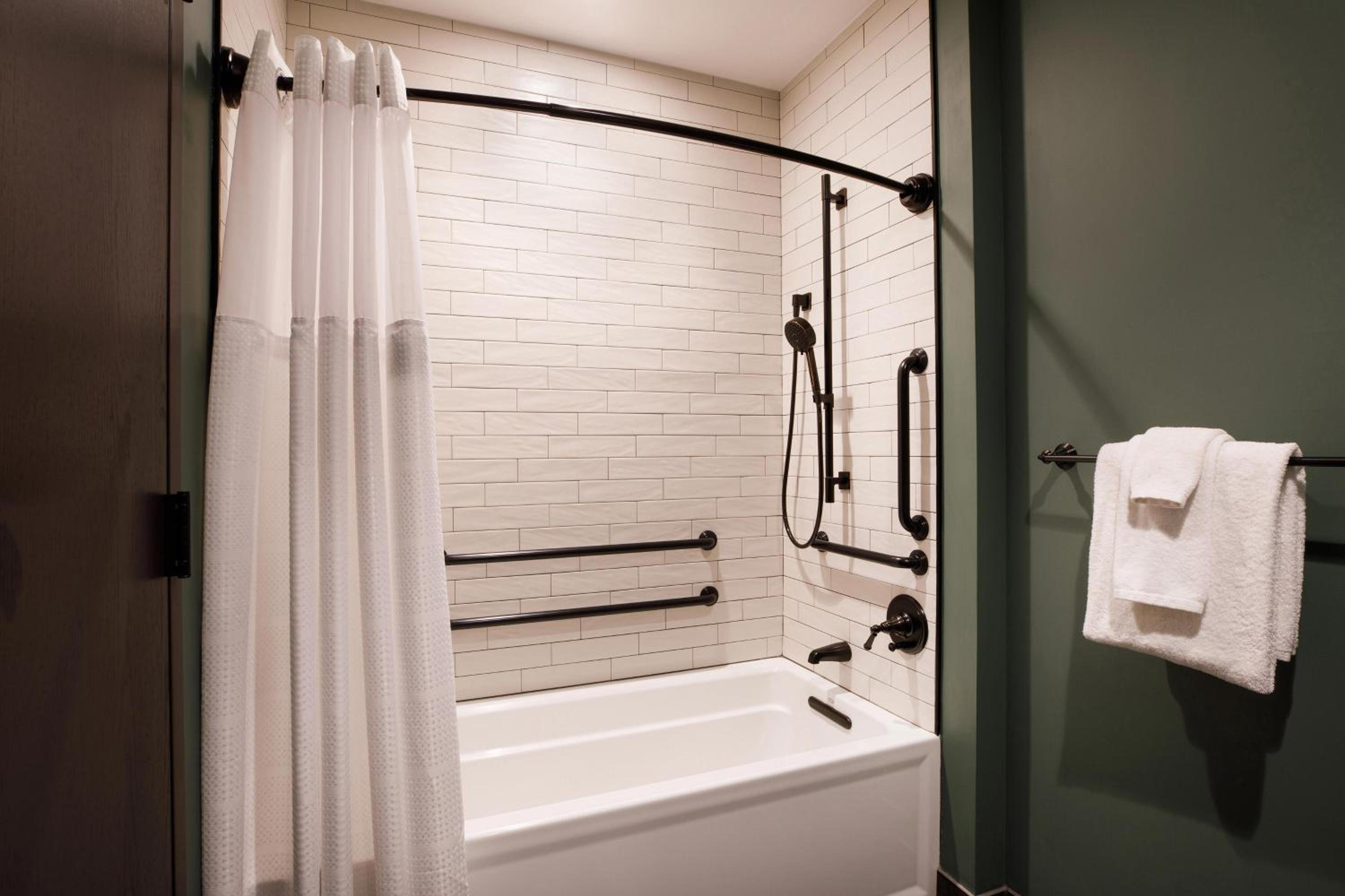 King, Guest room, 1 King (Mobility &amp; Hearing Accessible w/ Roll-in Shower)