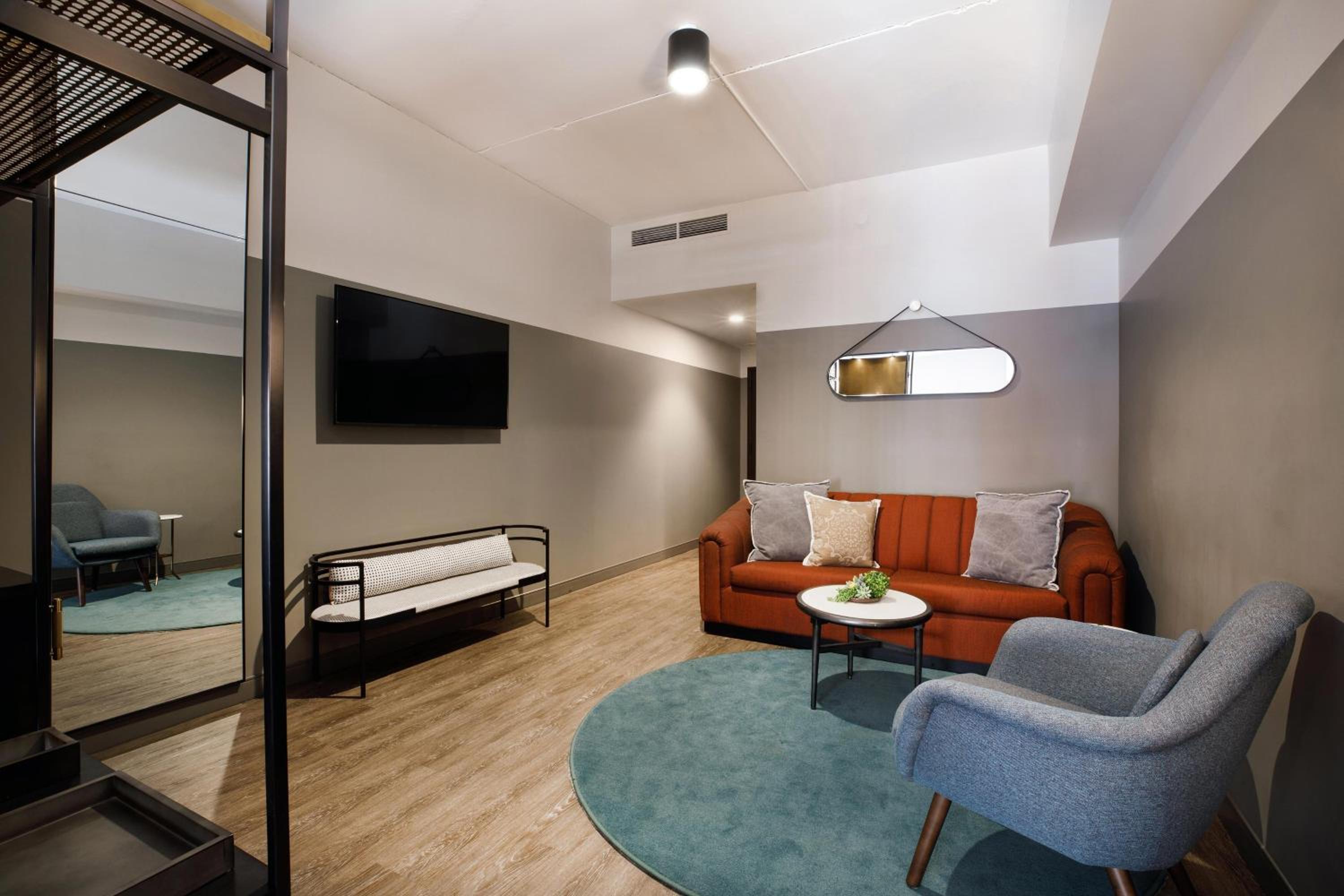 Deluxe Double Queen, Guest room, 2 Queen (Mobility &amp; Hearing Accessible w/ Tub) photo 2