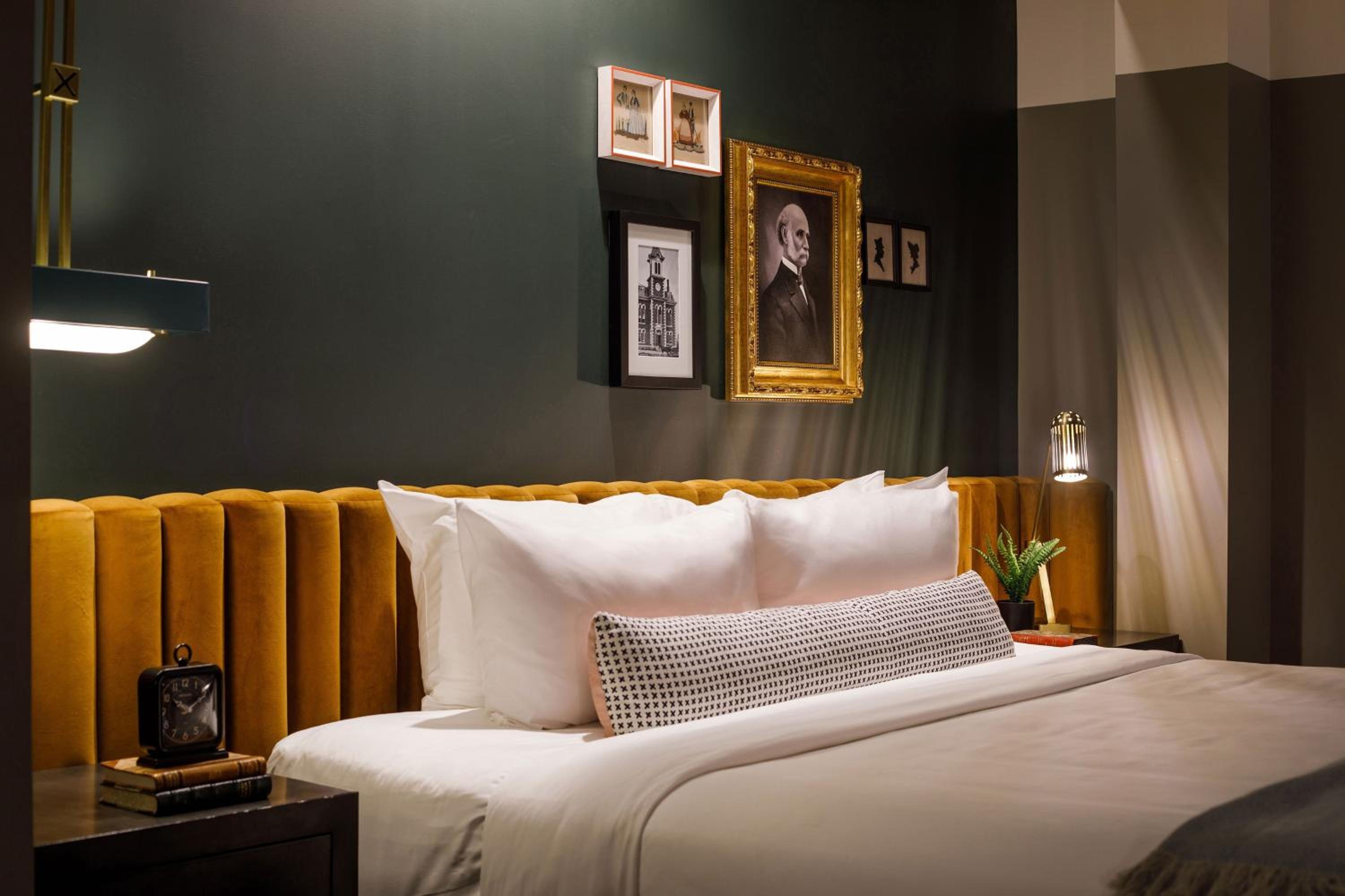 One-Bedroom Corner King Suite with Sofa Bed  photo 1