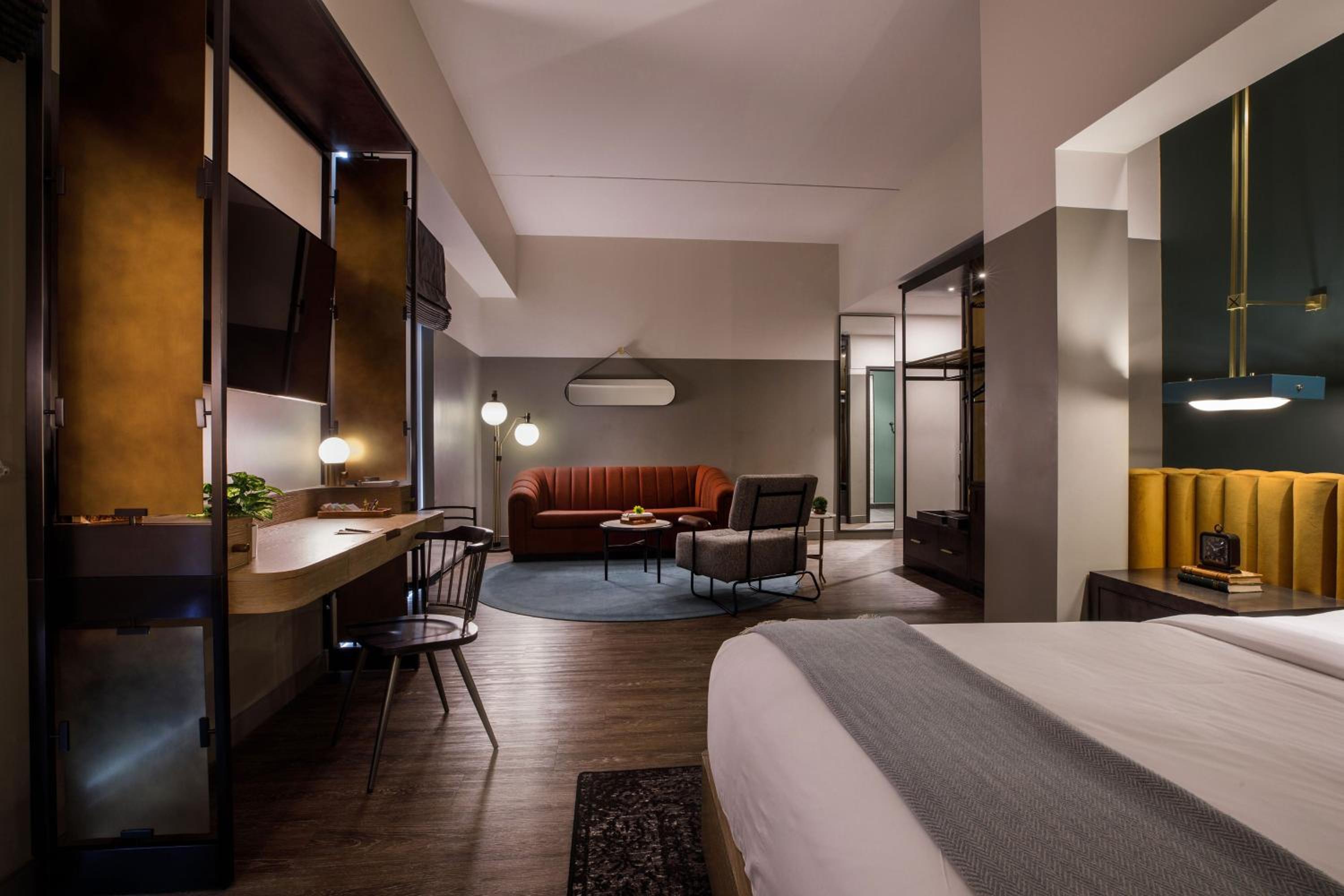 One-Bedroom Corner King Suite with Sofa Bed  photo 3