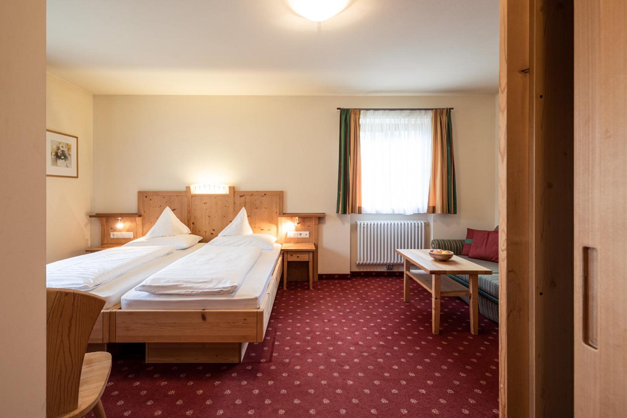 Double Room with Balcony and Mountain View - Photo 3