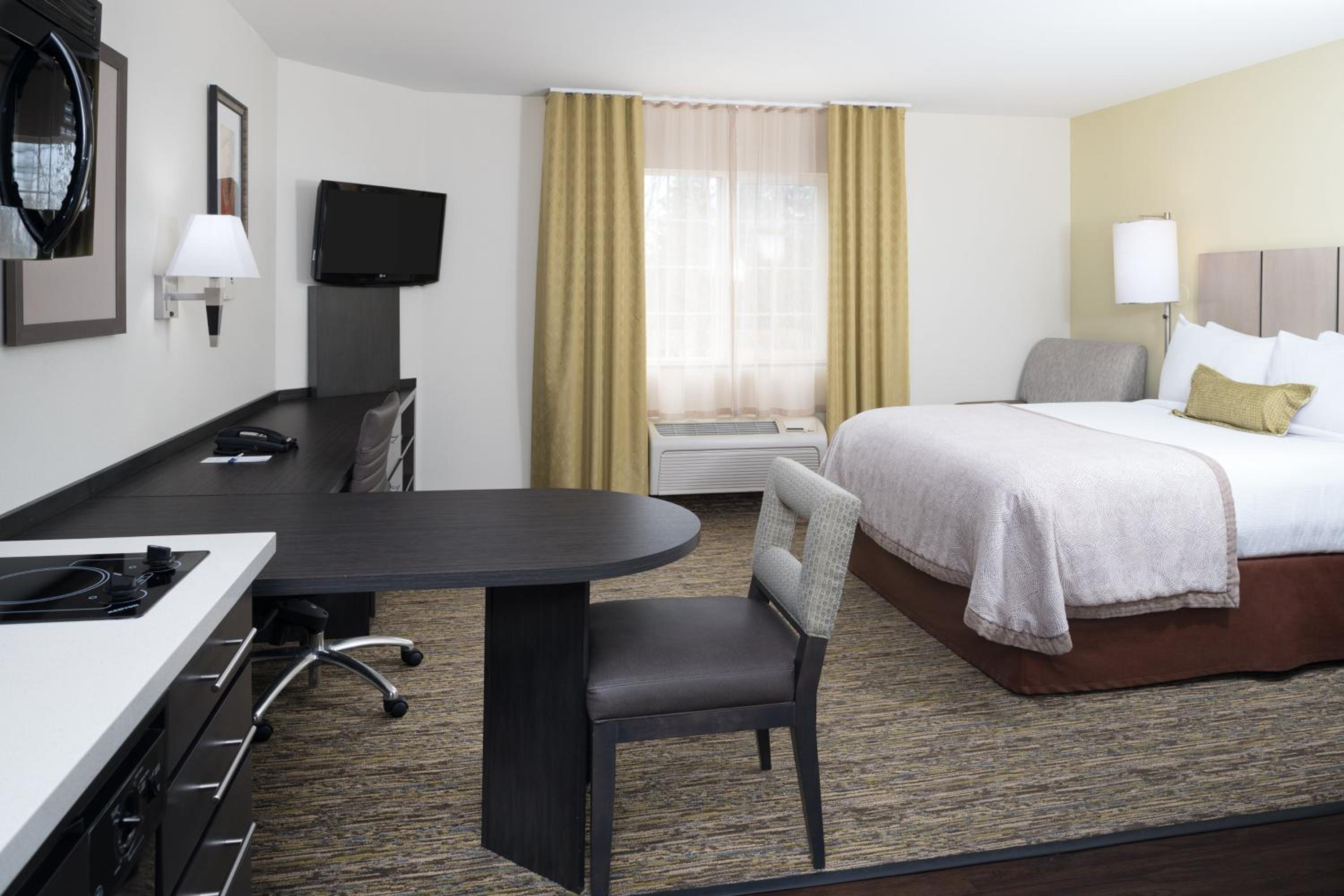 Queen Studio Suite - Photo 4