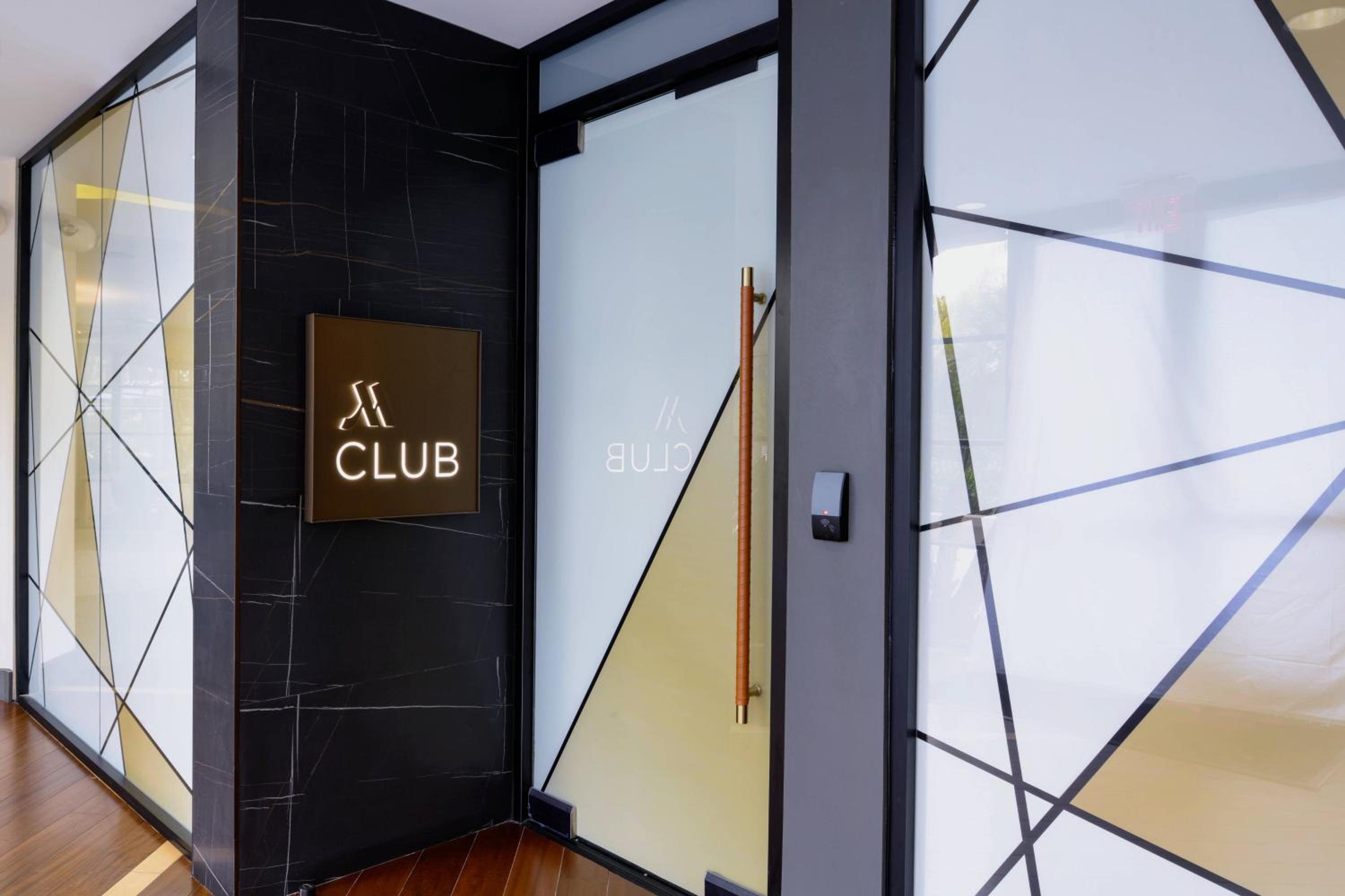 Guest Room with Roll-In Shower - Club Lounge Access/Mobility Accessible photo 2