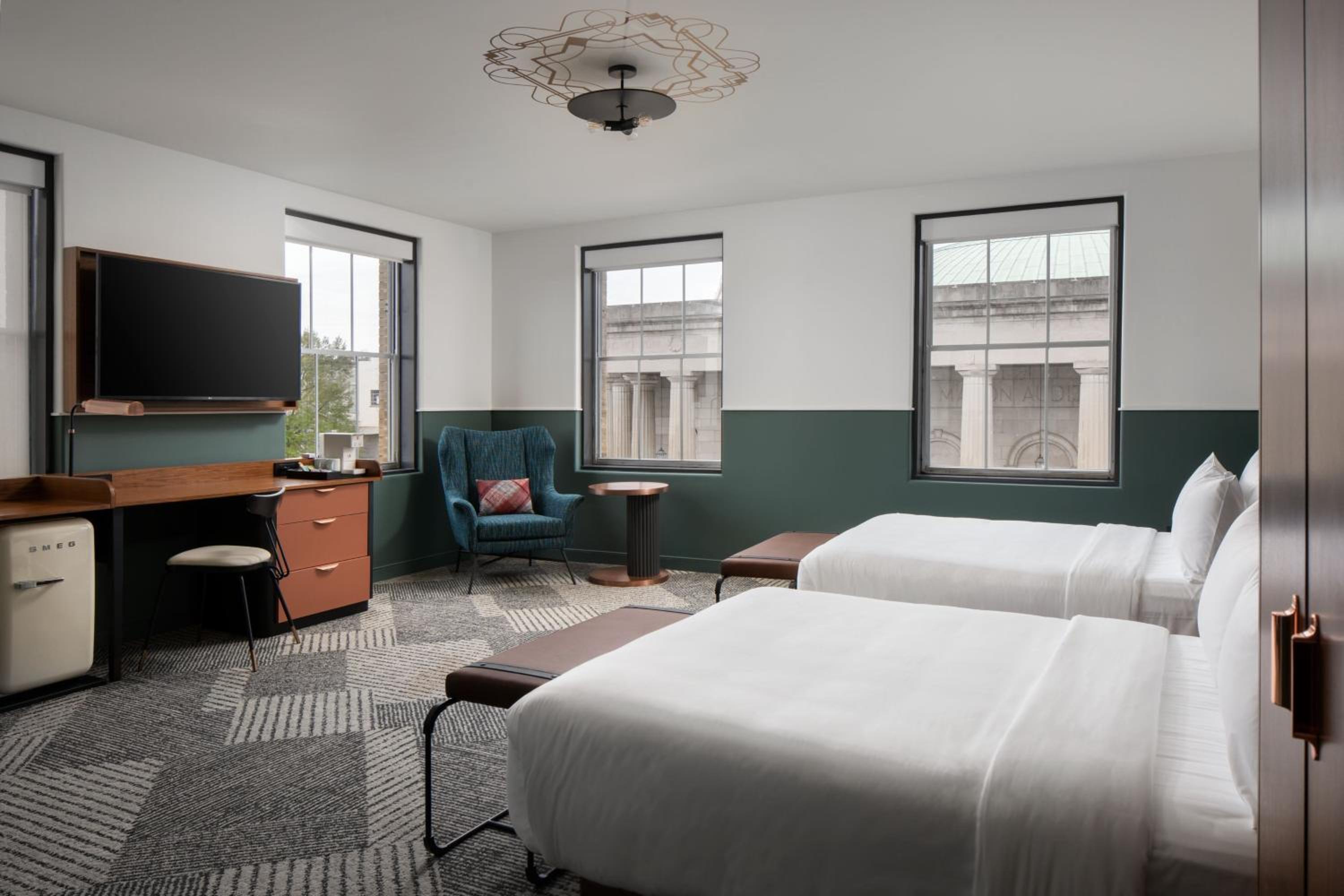 Queen Room with Transfer Shower - Mobility Accessible - Photo 4