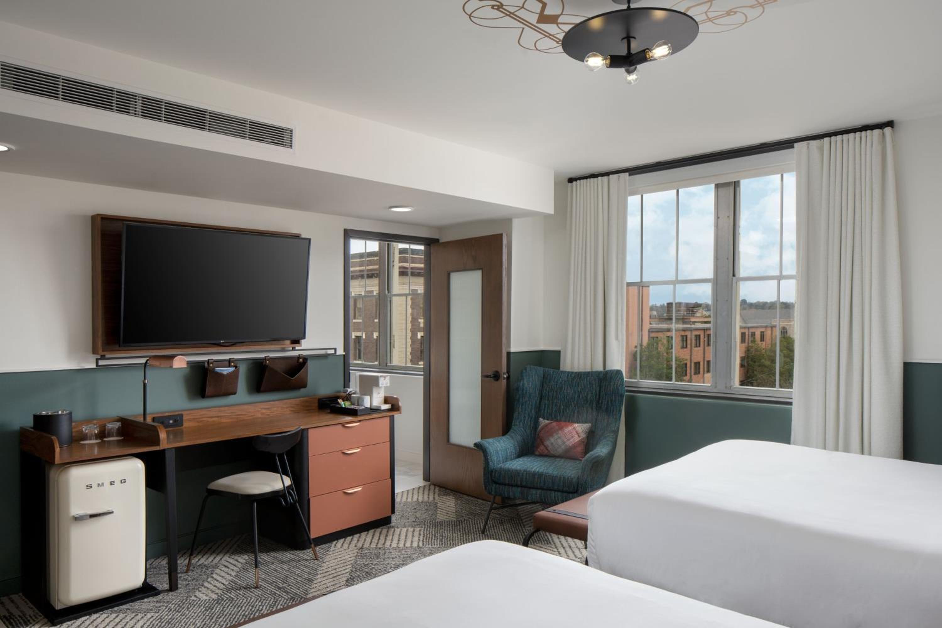Queen Room with Transfer Shower - Mobility Accessible - Photo 7