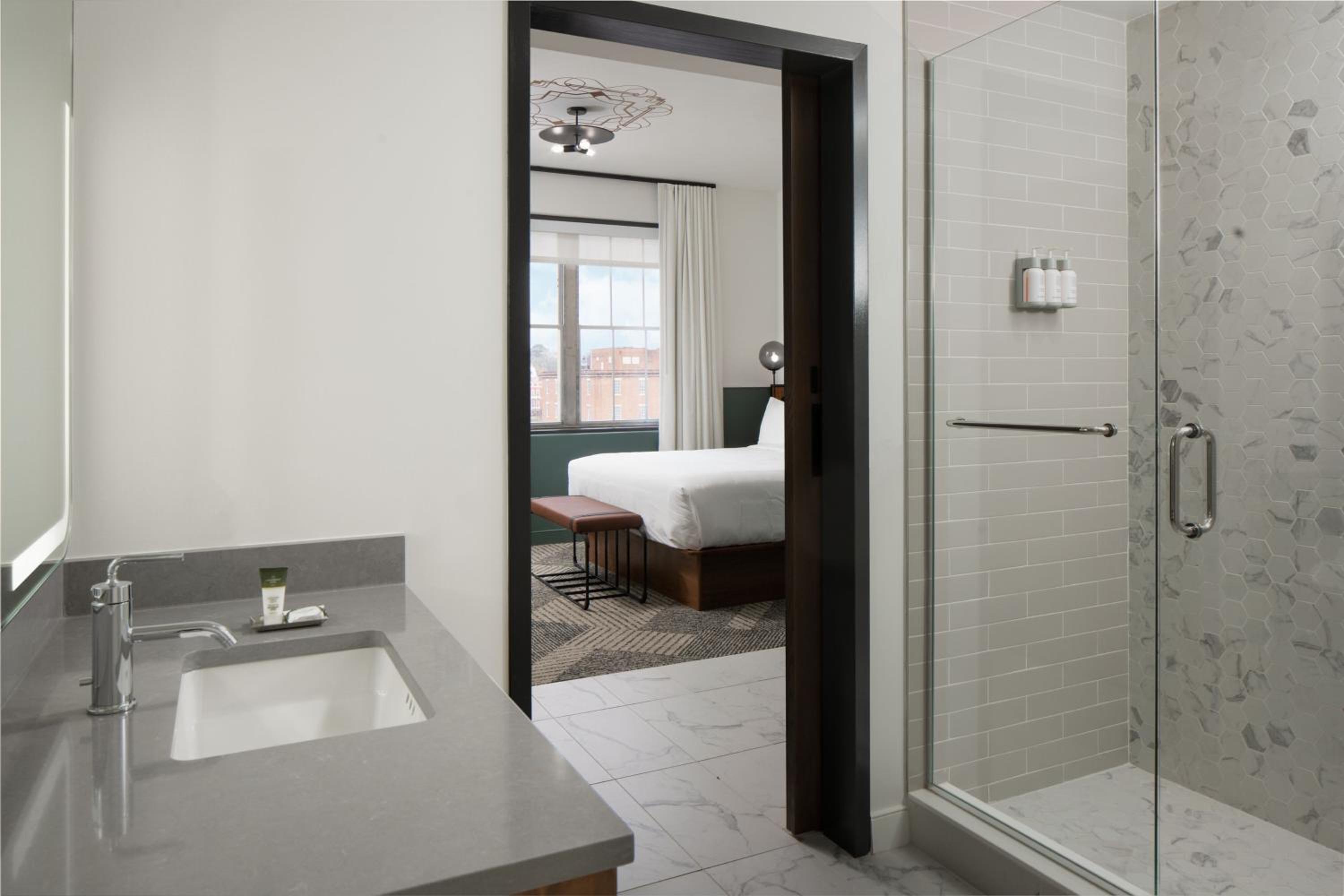 King Room with City View - Photo 7