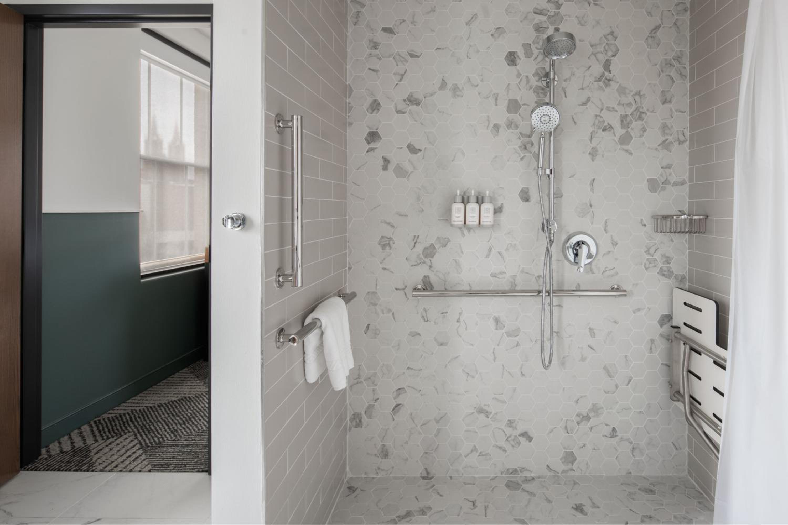 Queen Room with Transfer Shower - Mobility Accessible - Photo 8