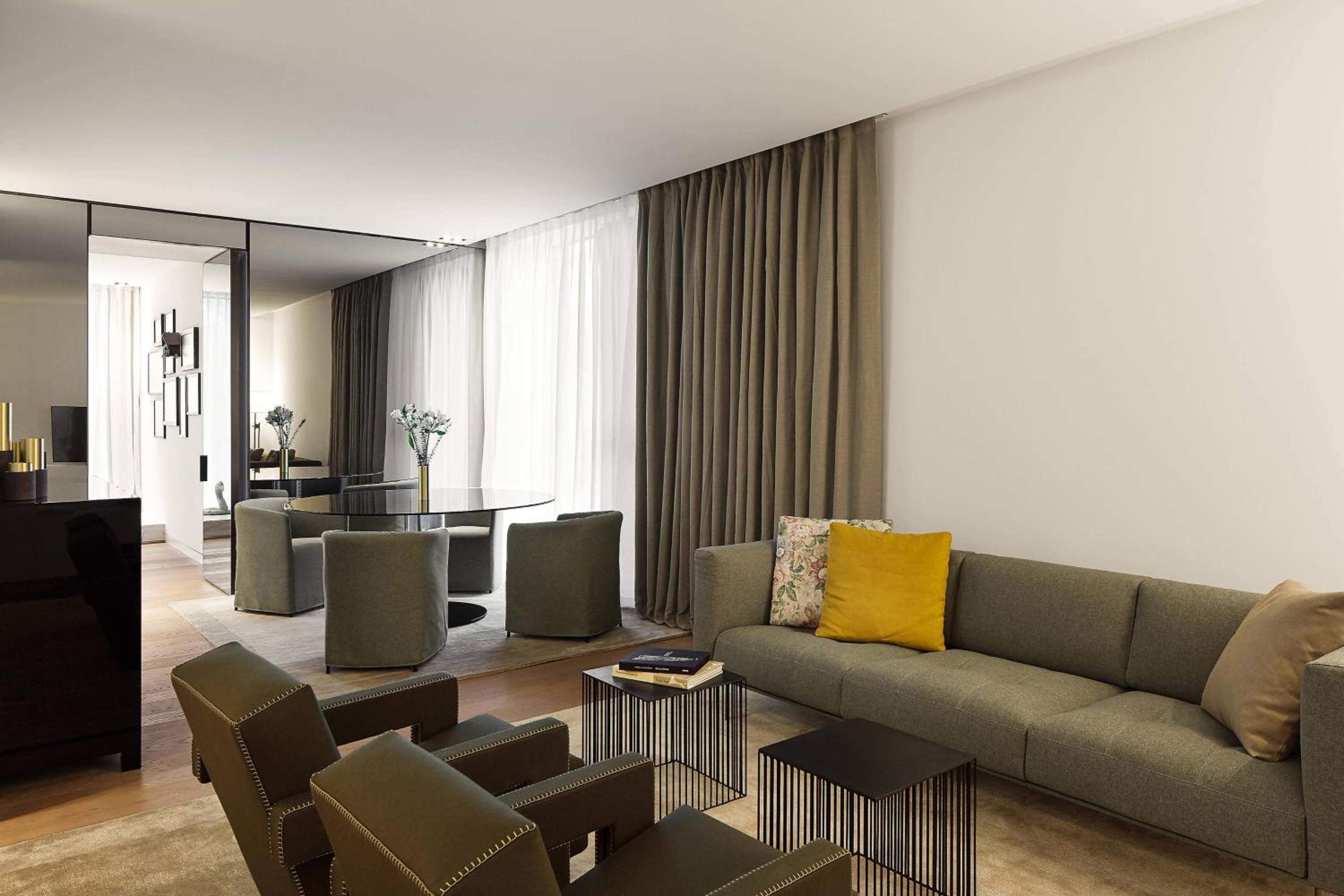 Deluxe Suite, 1 Bedroom Suite, 1 King, Corner room