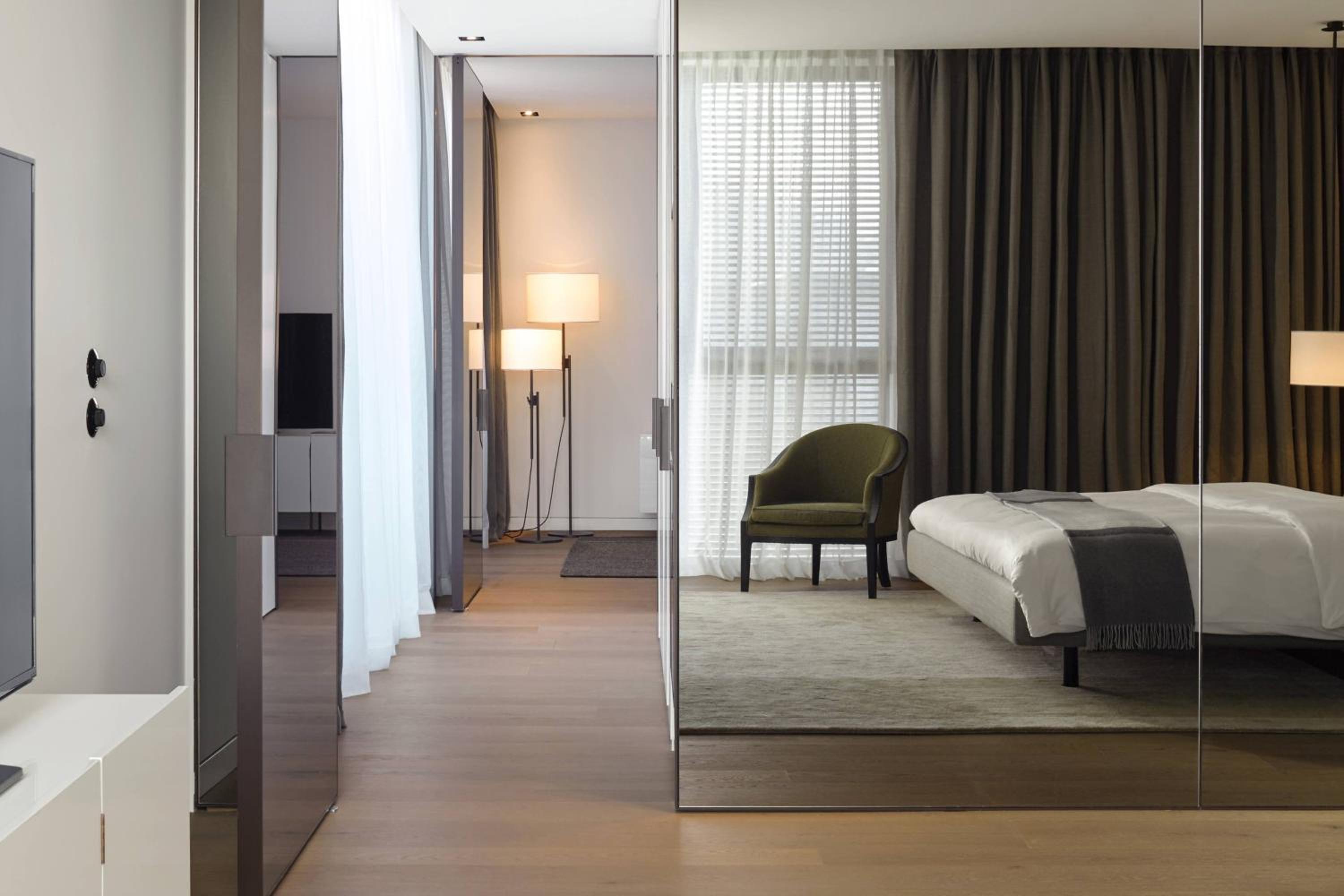 Select Suite, 1 Bedroom Suite, 1 King, Corner room