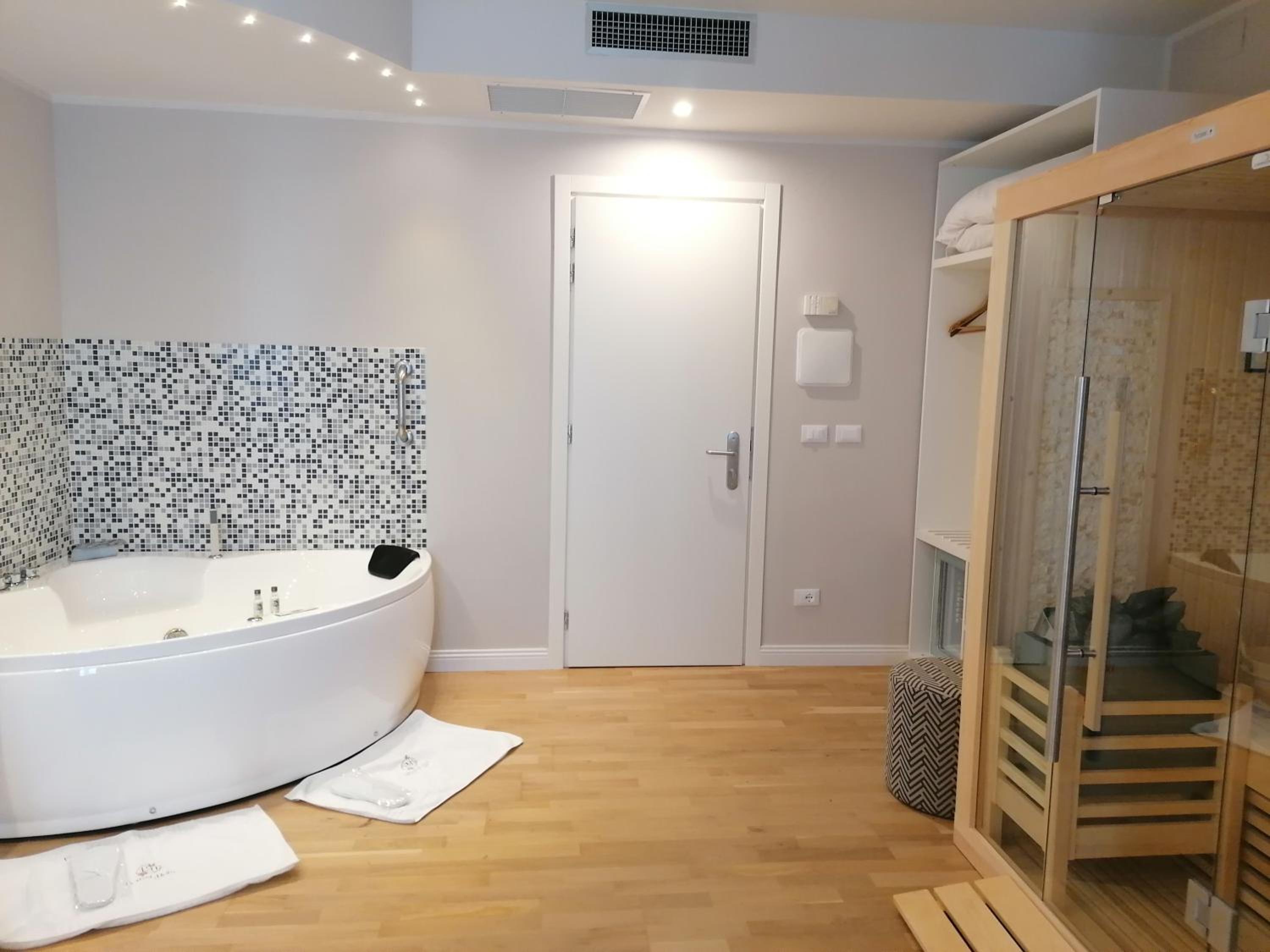 Junior Suite with Spa Bath And Sauna  - Photo 7