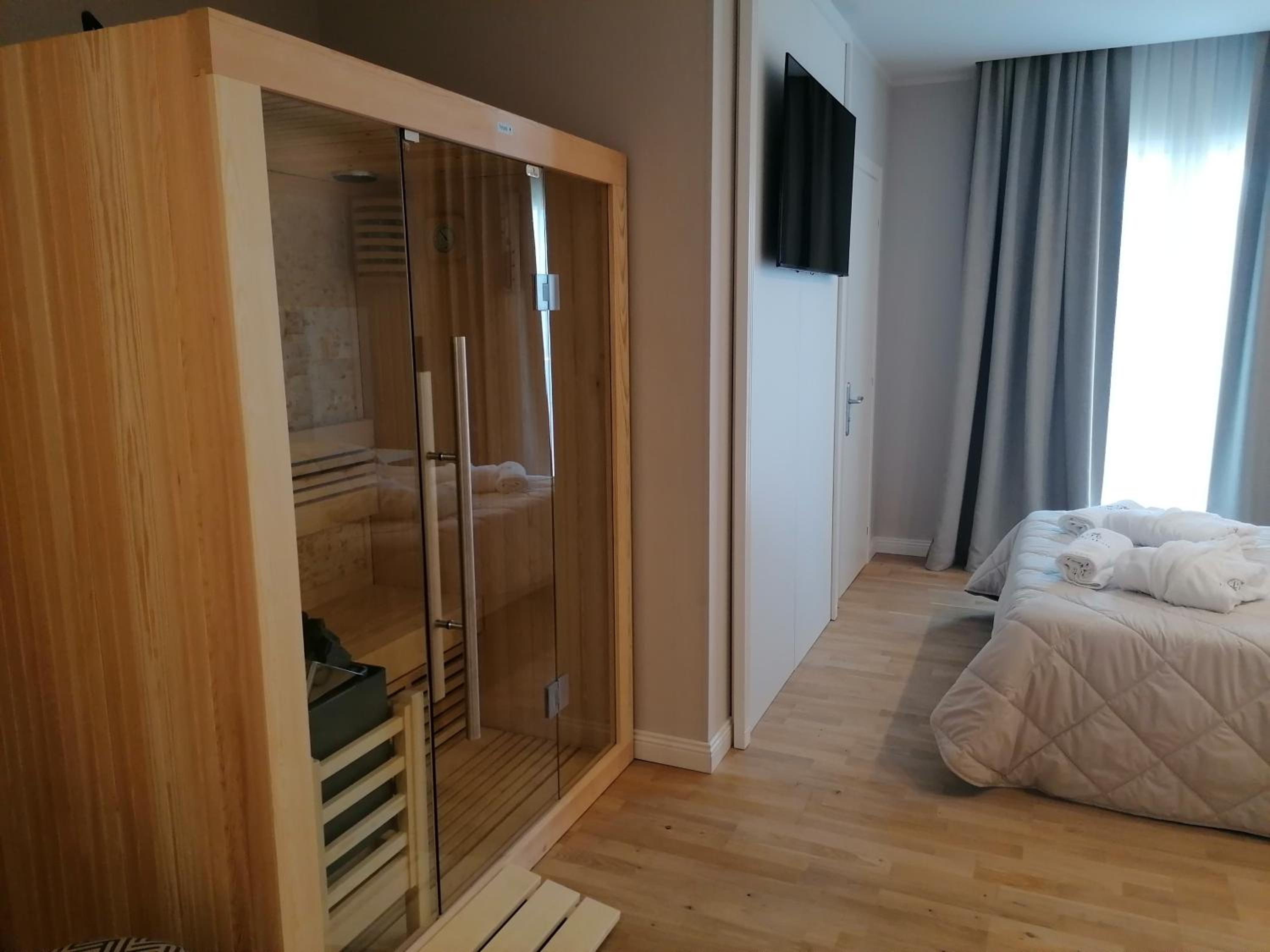 Junior Suite with Spa Bath And Sauna  - Photo 1