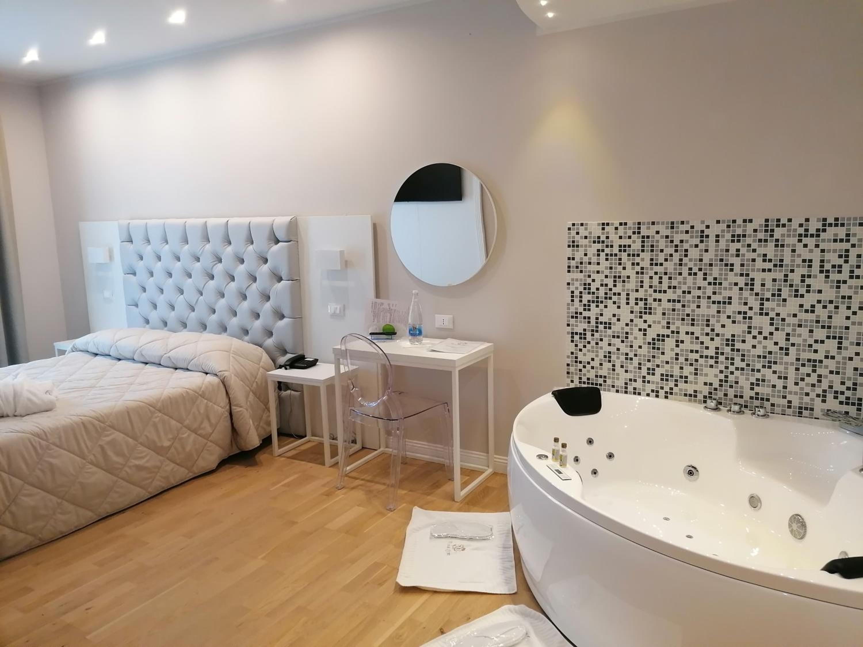 Junior Suite with Spa Bath And Sauna  - Photo 2