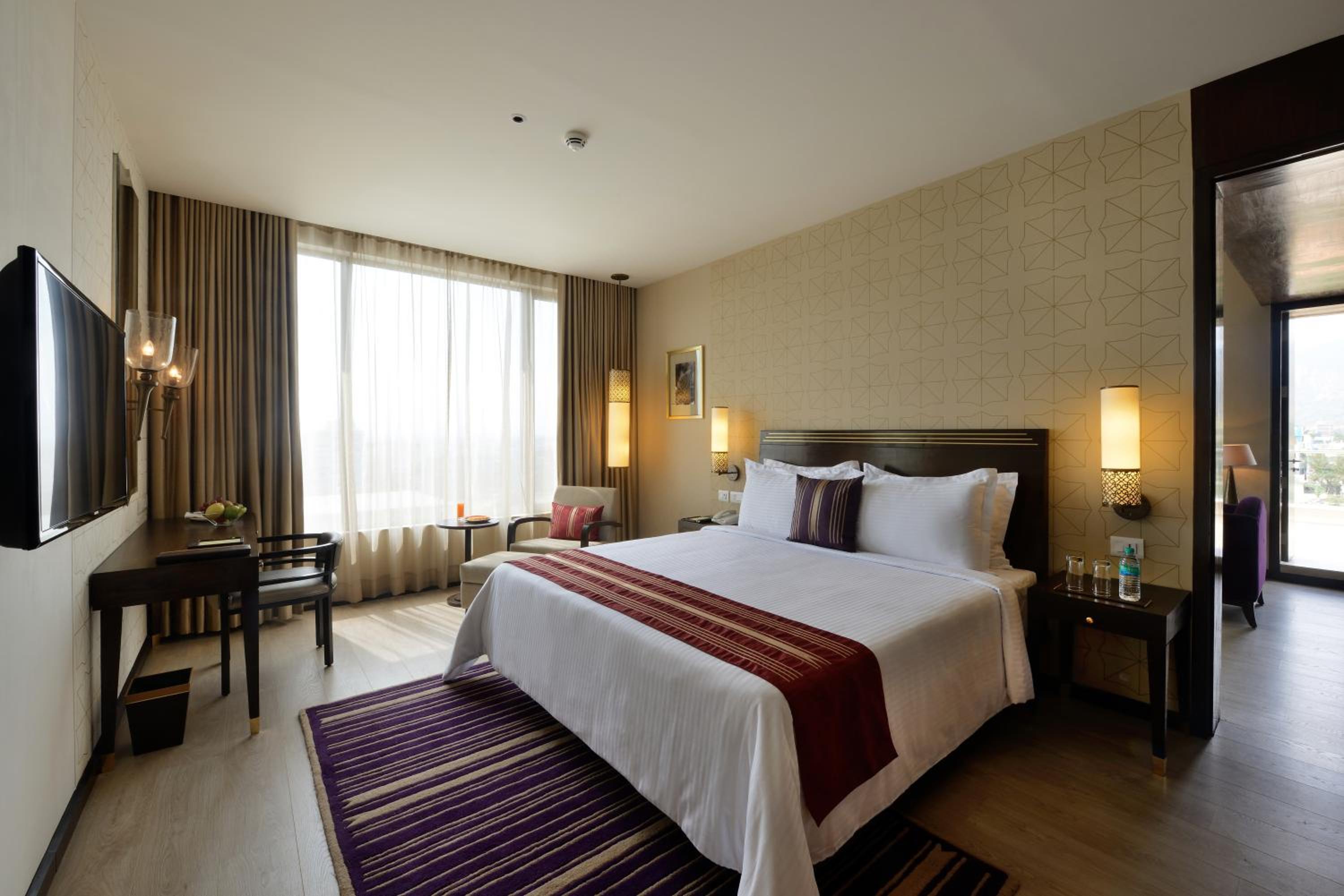 Suite (Rs.2000 Credit For Food, Soft Beverages, Liquor, Laundry, Spa & Travel Desk) photo 3