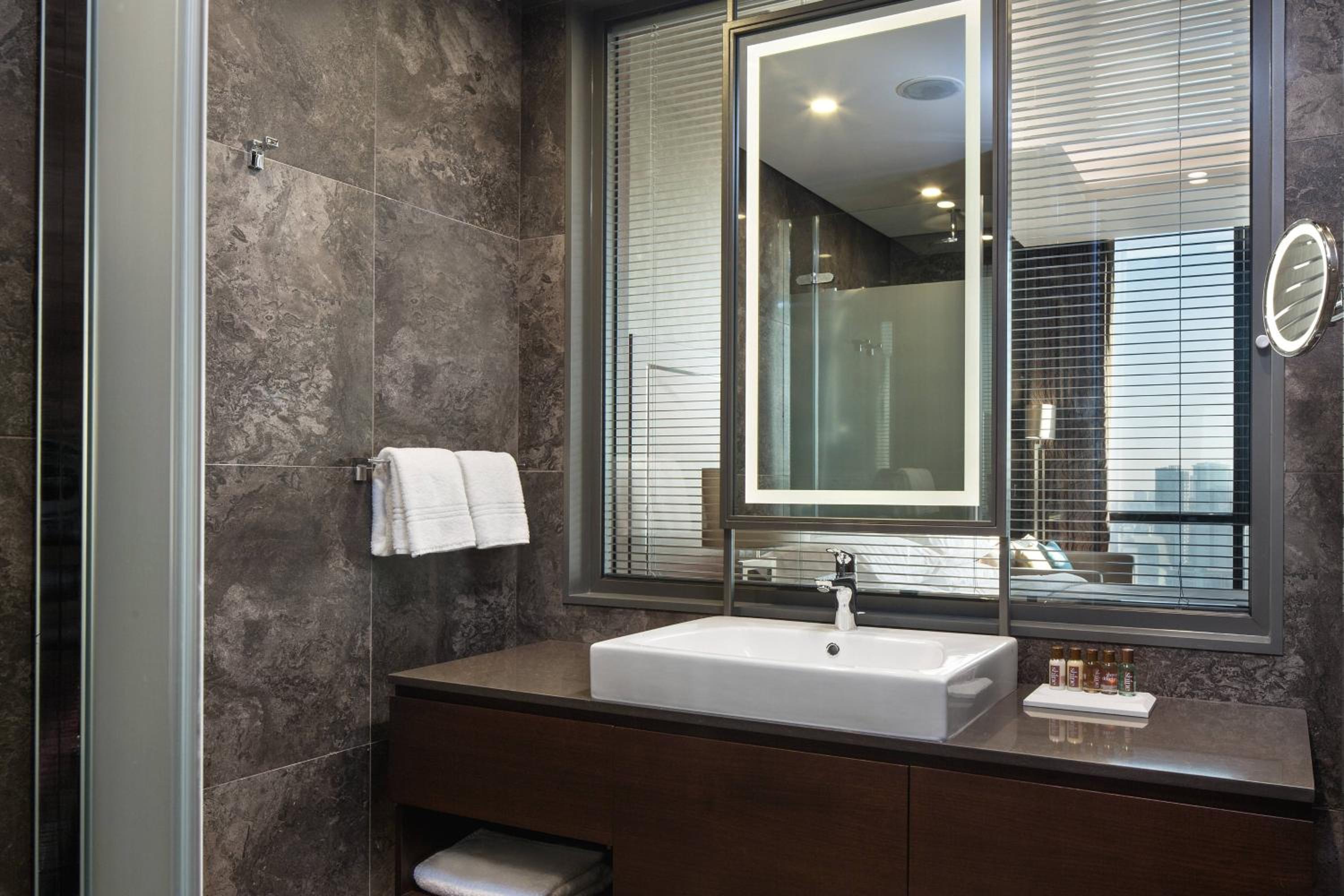 Deluxe King Room – High Floor thumbnail 5