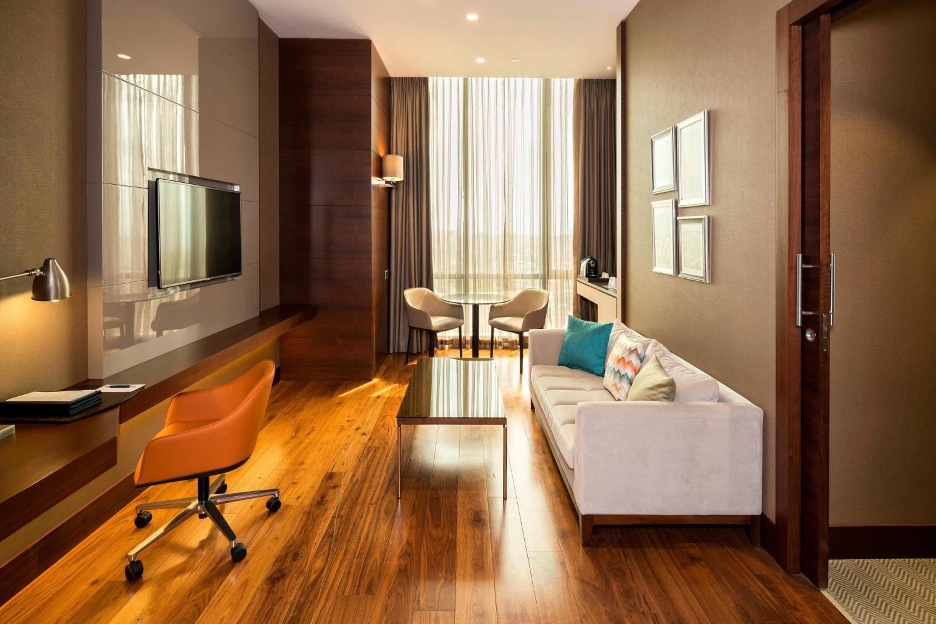 Corner King Suite with Sofa Bed - Lounge Access