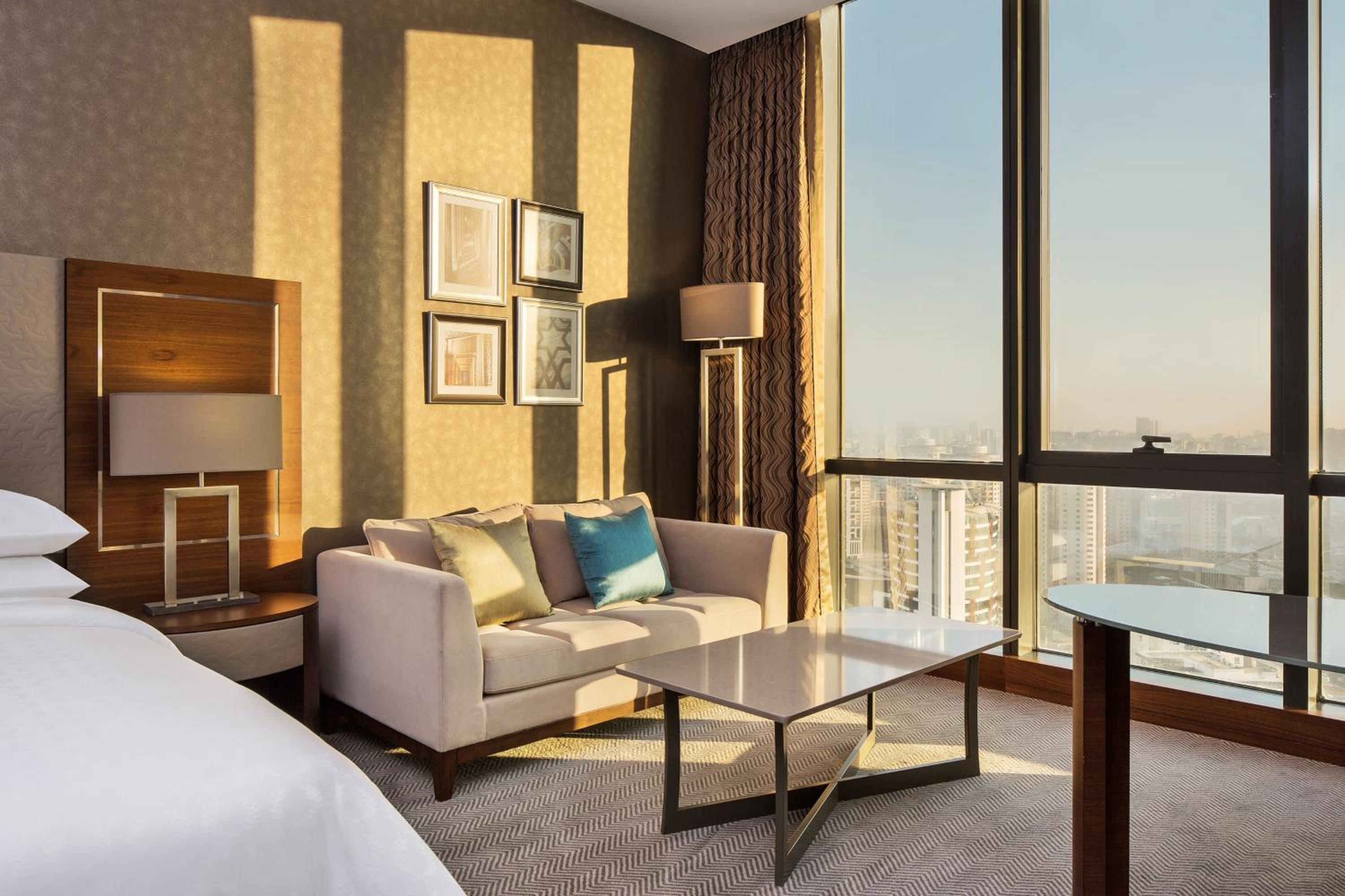 Deluxe King Room – High Floor thumbnail 6