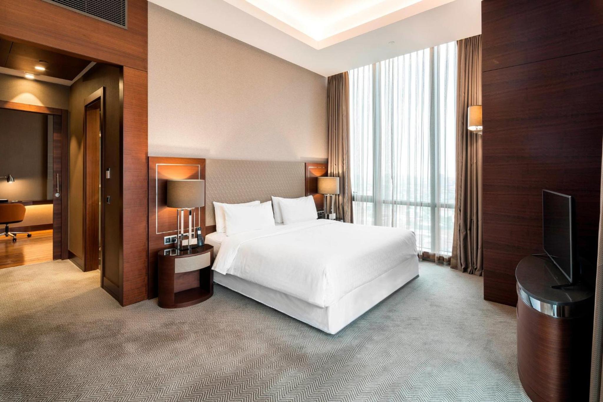 Corner King Suite with Sofa Bed - Lounge Access