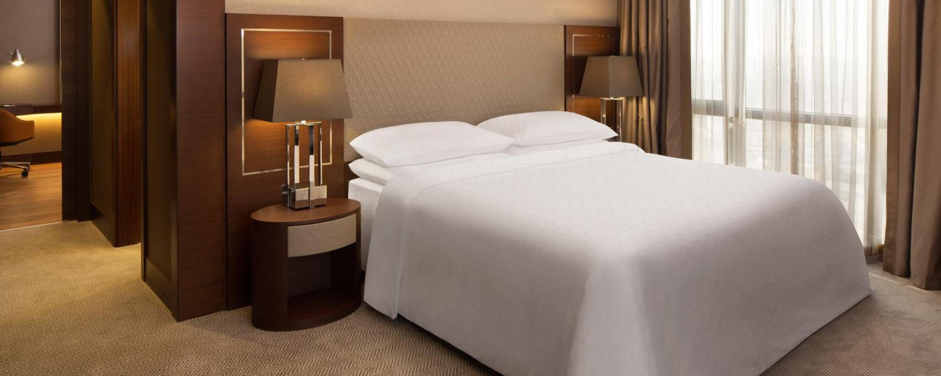 Corner King Suite with Sofa Bed - Lounge Access