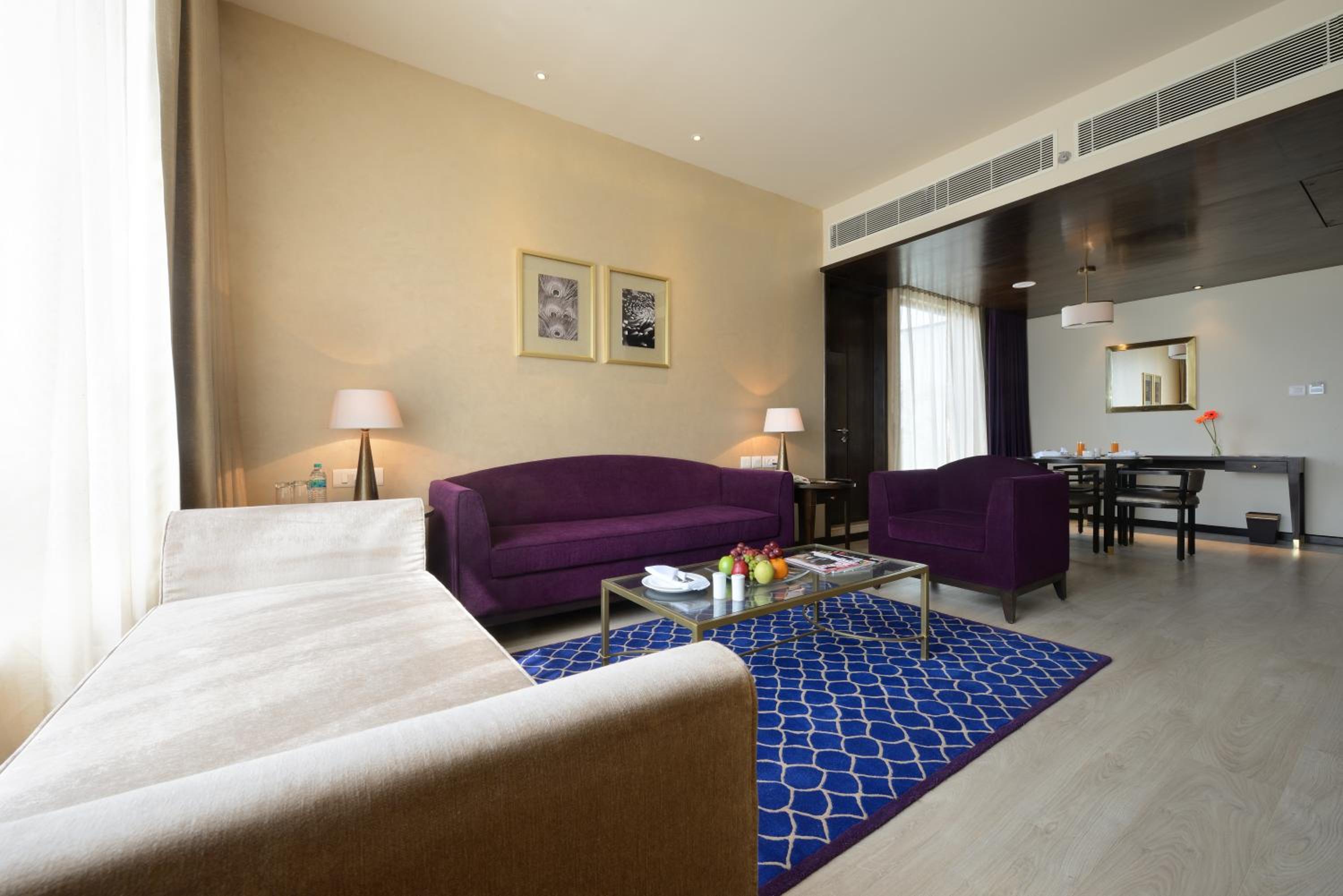 Suite  With 1 Dbl Bed - 25% Off on Laundry, Complimentary Welcome Drink on arrival, Signature Activities & Experiences , Complimentary In-Room Refreshments, featuring Fruit Basket, Cookie Platter   photo 3
