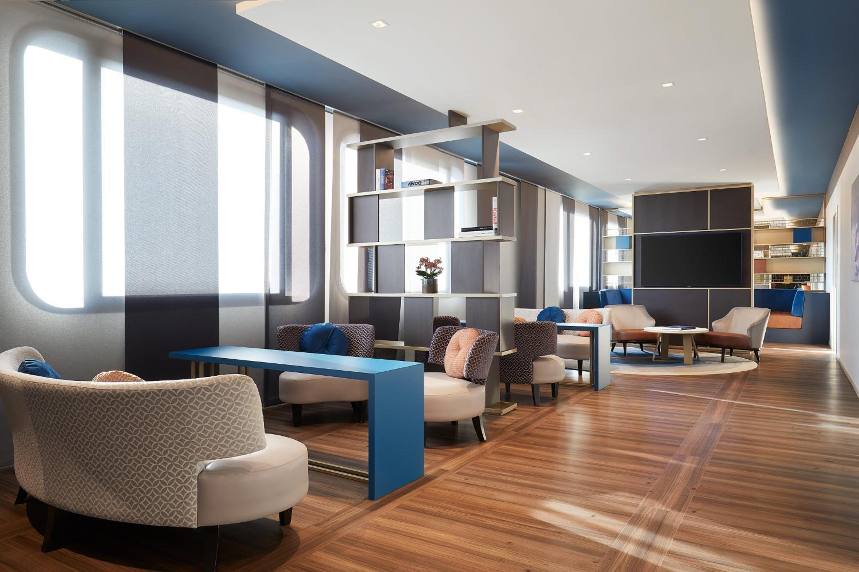 Executive Suite with Club Lounge Access thumbnail 5