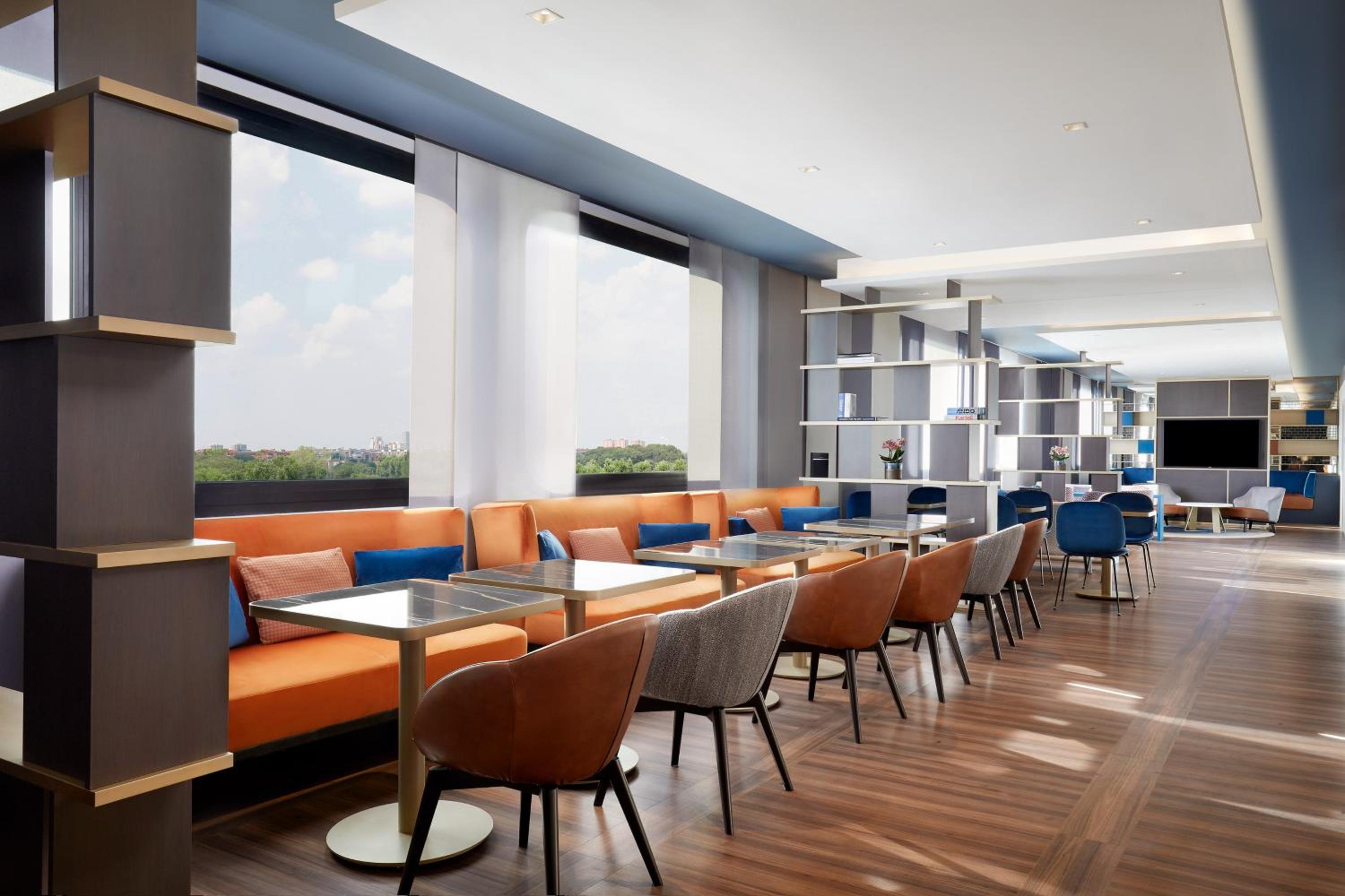 Executive Suite with Club Lounge Access
