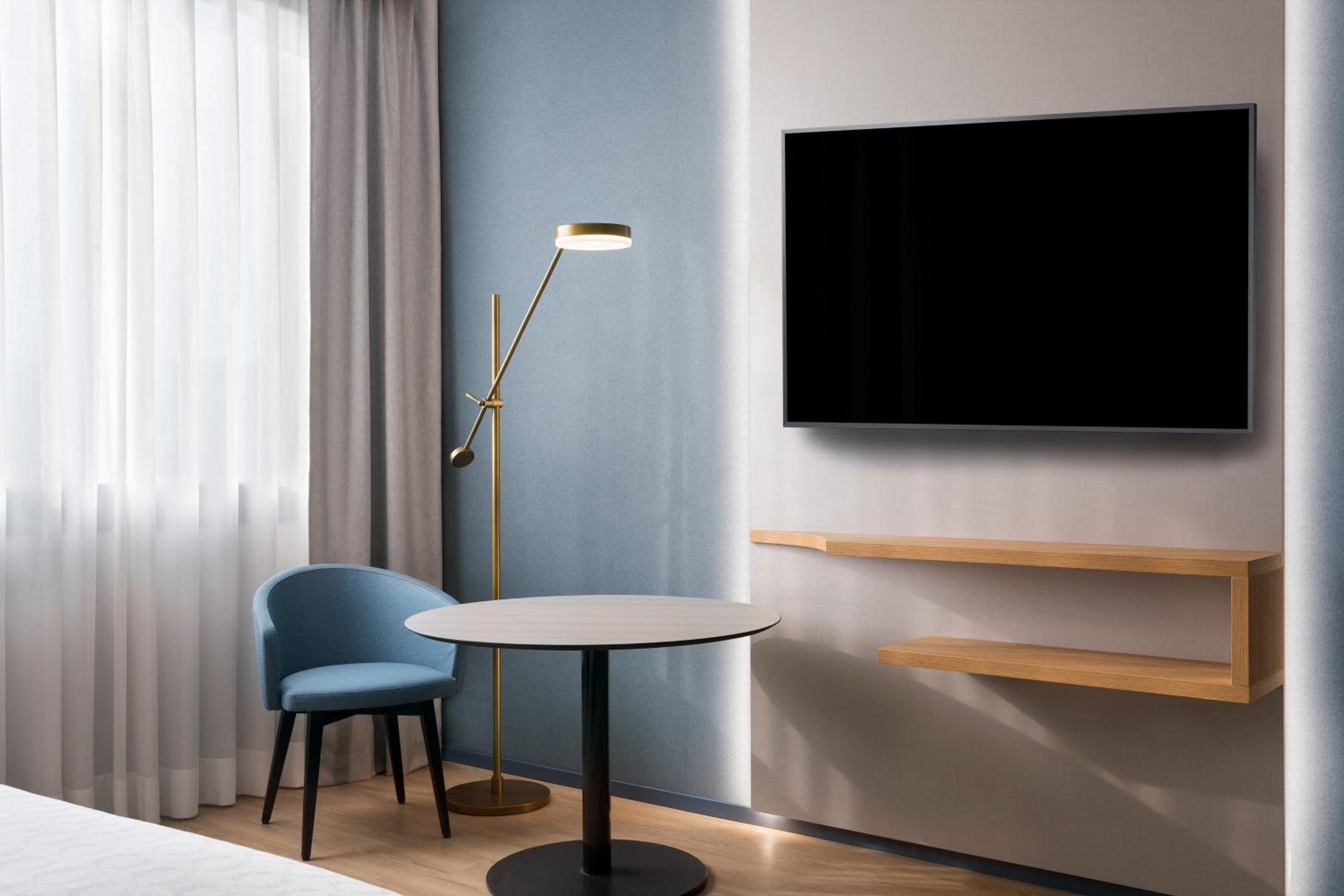 Superior King Room thumbnail 6