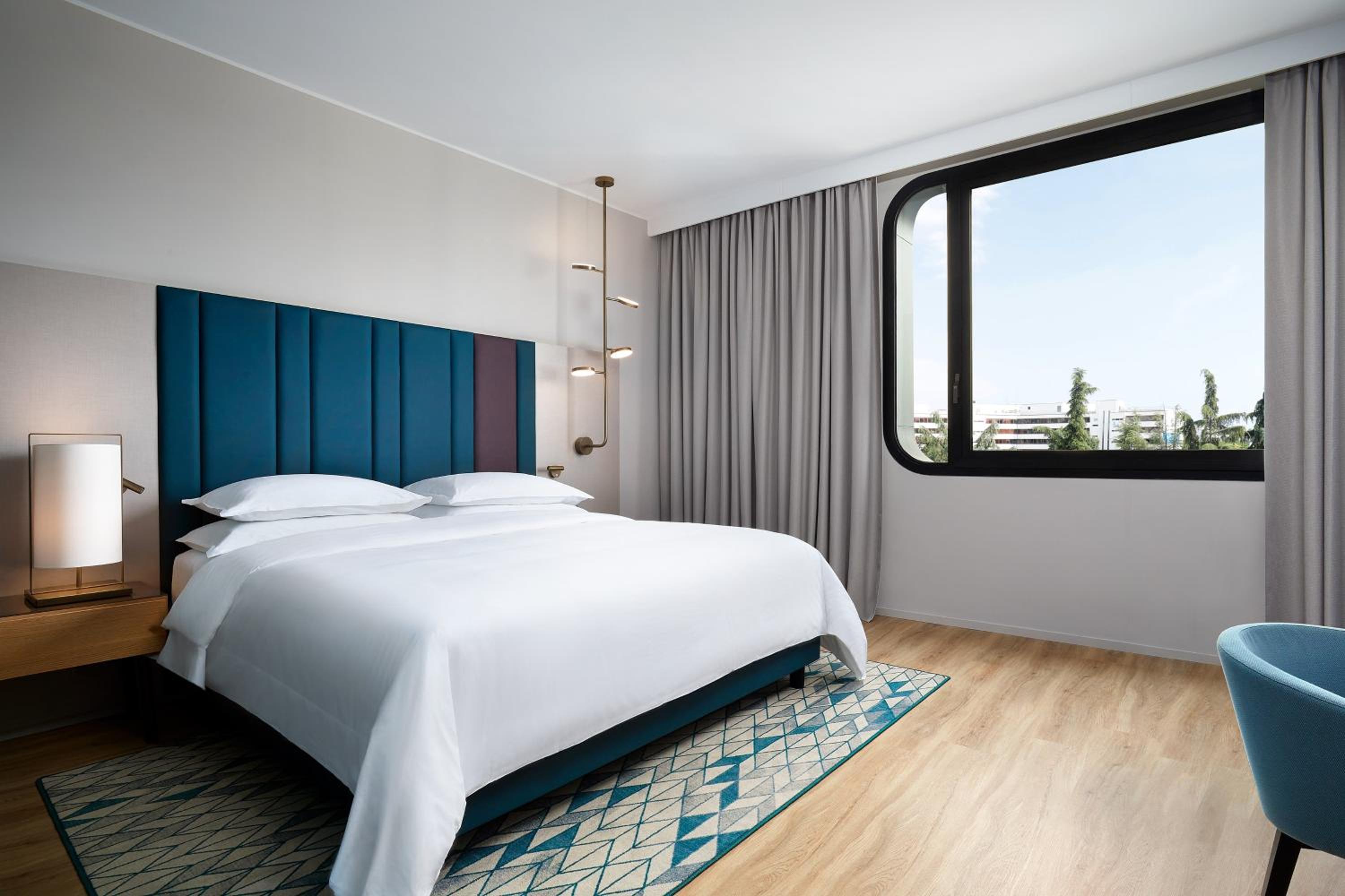 One-Bedroom Junior Suite - Club Lounge Access