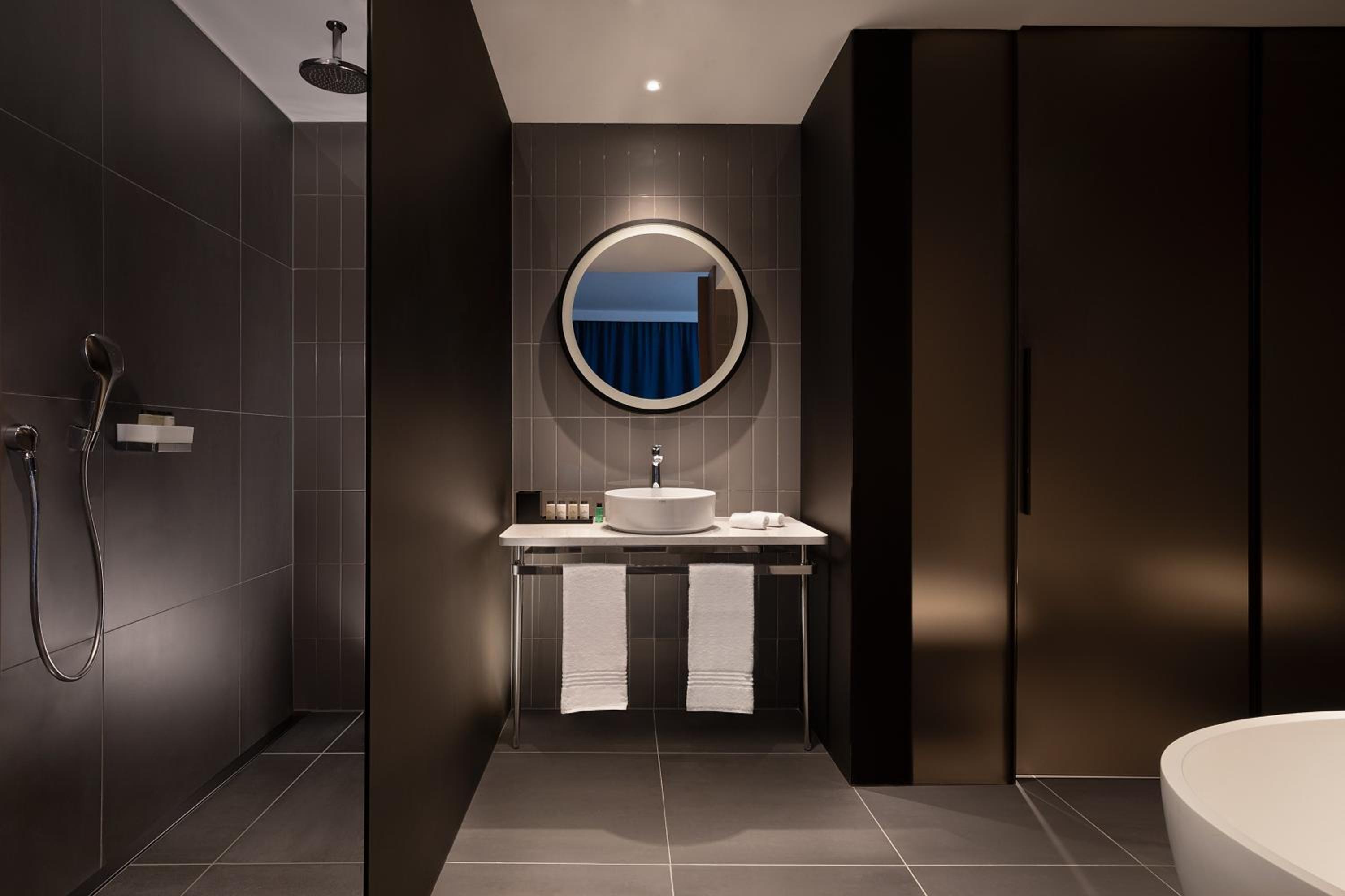 Executive Suite with Club Lounge Access thumbnail 6