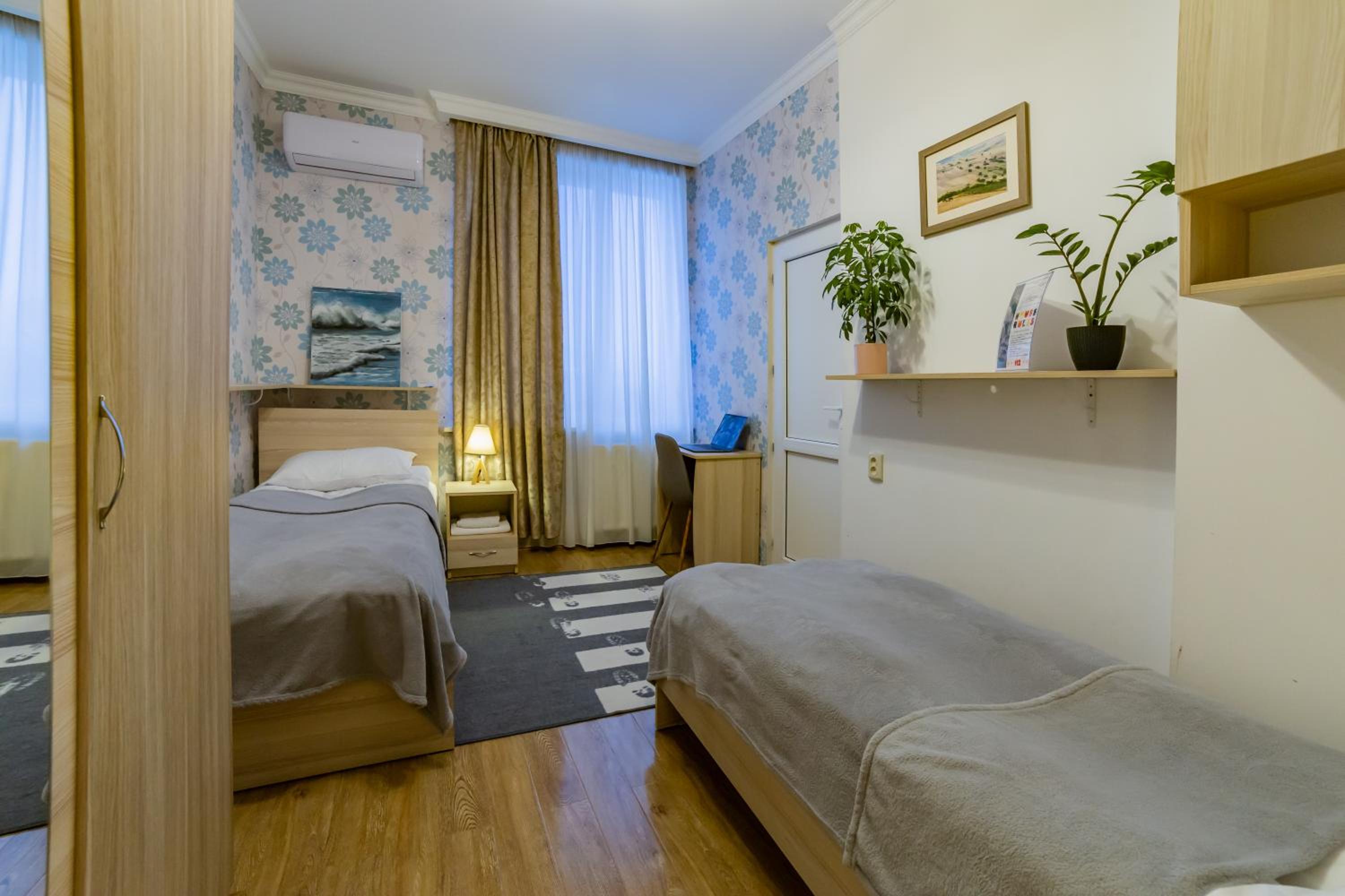 Twin Room with Private Bathroom - Photo 5