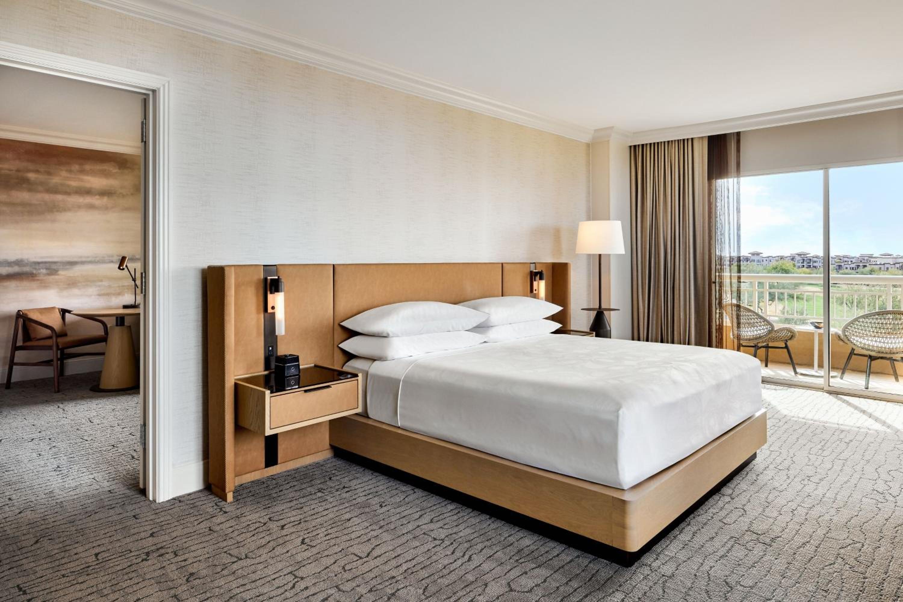 1 Bedroom Executive Suite, 1 King, Sofa bed, Balcony - Photo 10
